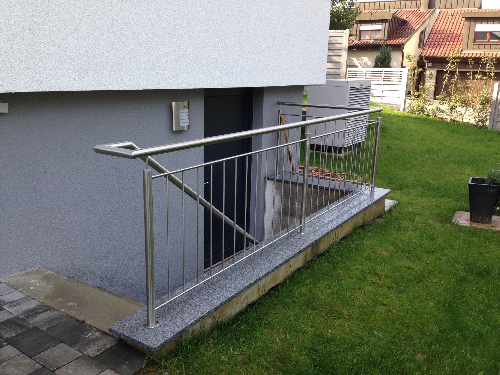 Ein Edelstahlgeländer an der Seite eines Gebäudes