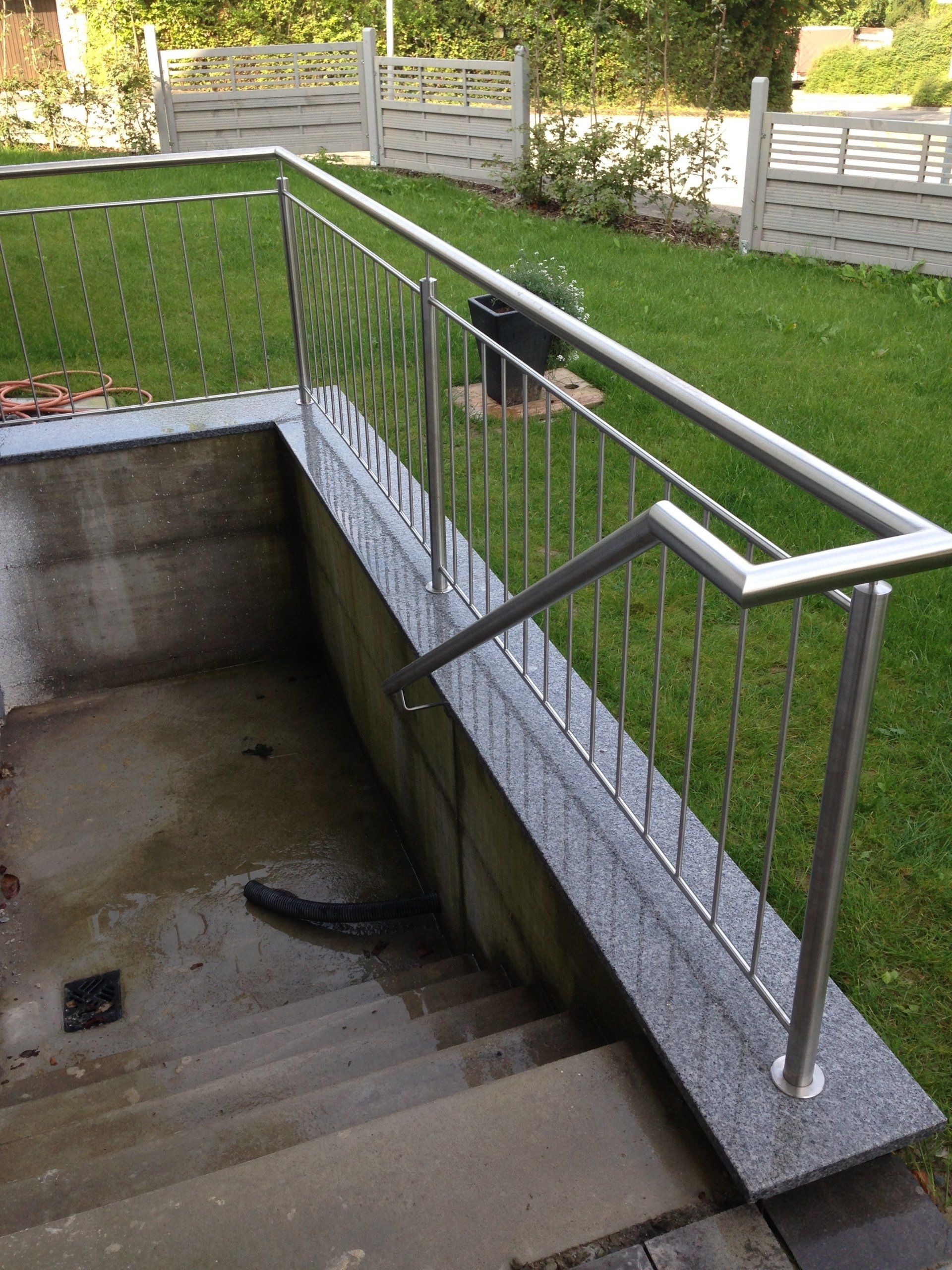 Eine Treppe mit einem Geländer aus Edelstahl