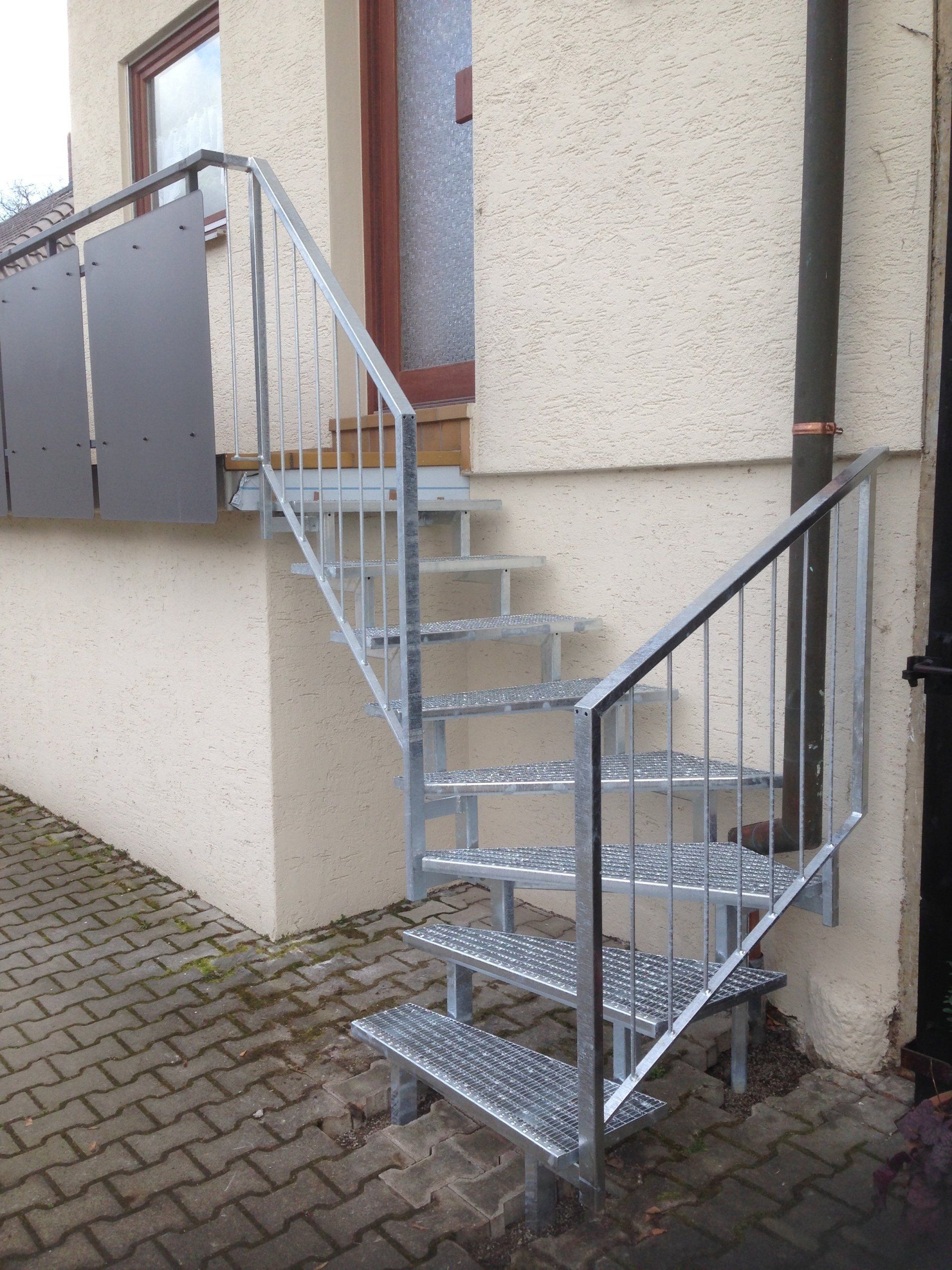 Eine Reihe von Metalltreppen an der Seite eines Gebäudes