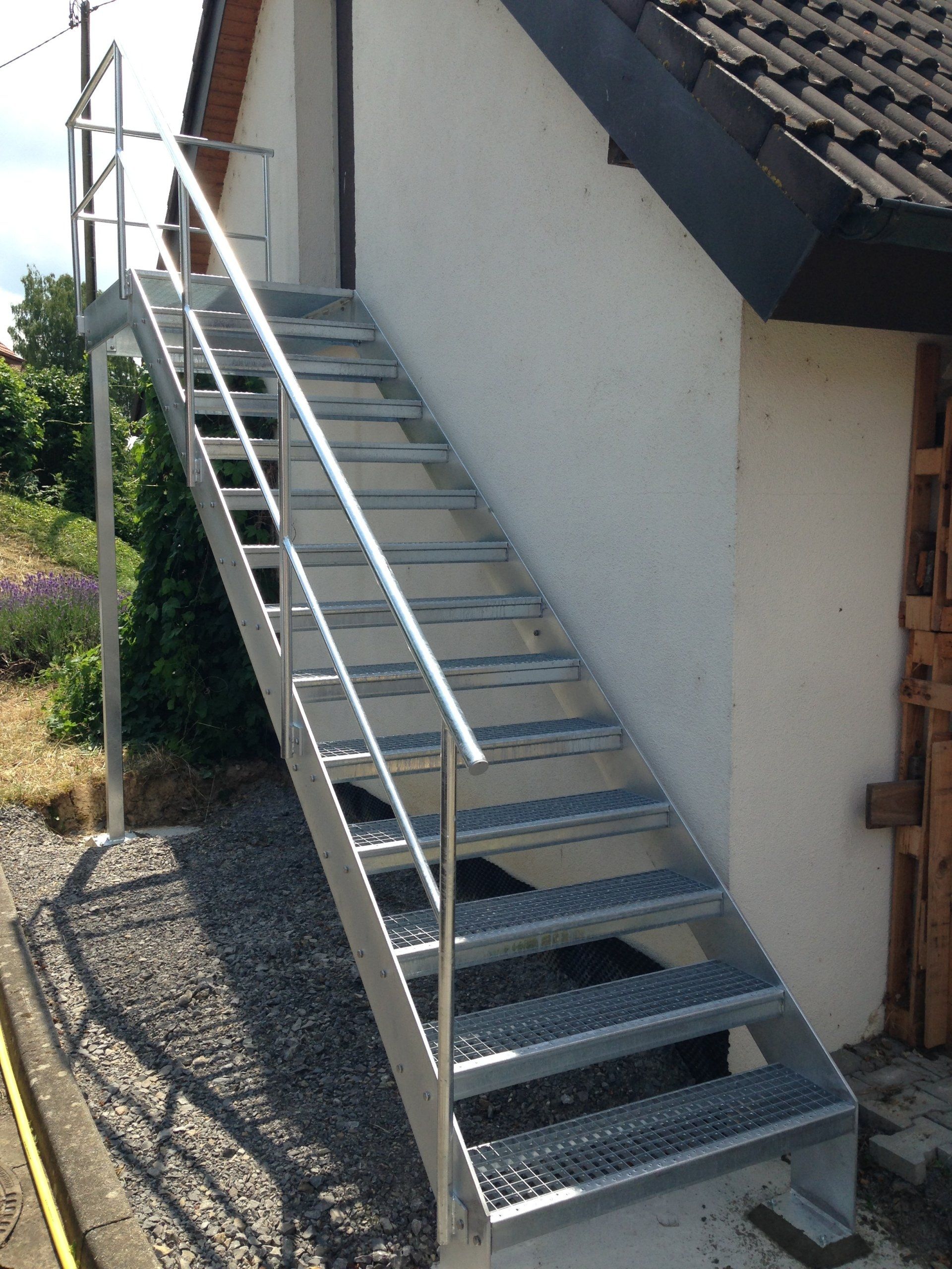 Eine Reihe von Metalltreppen, die zu einem weißen Gebäude führen