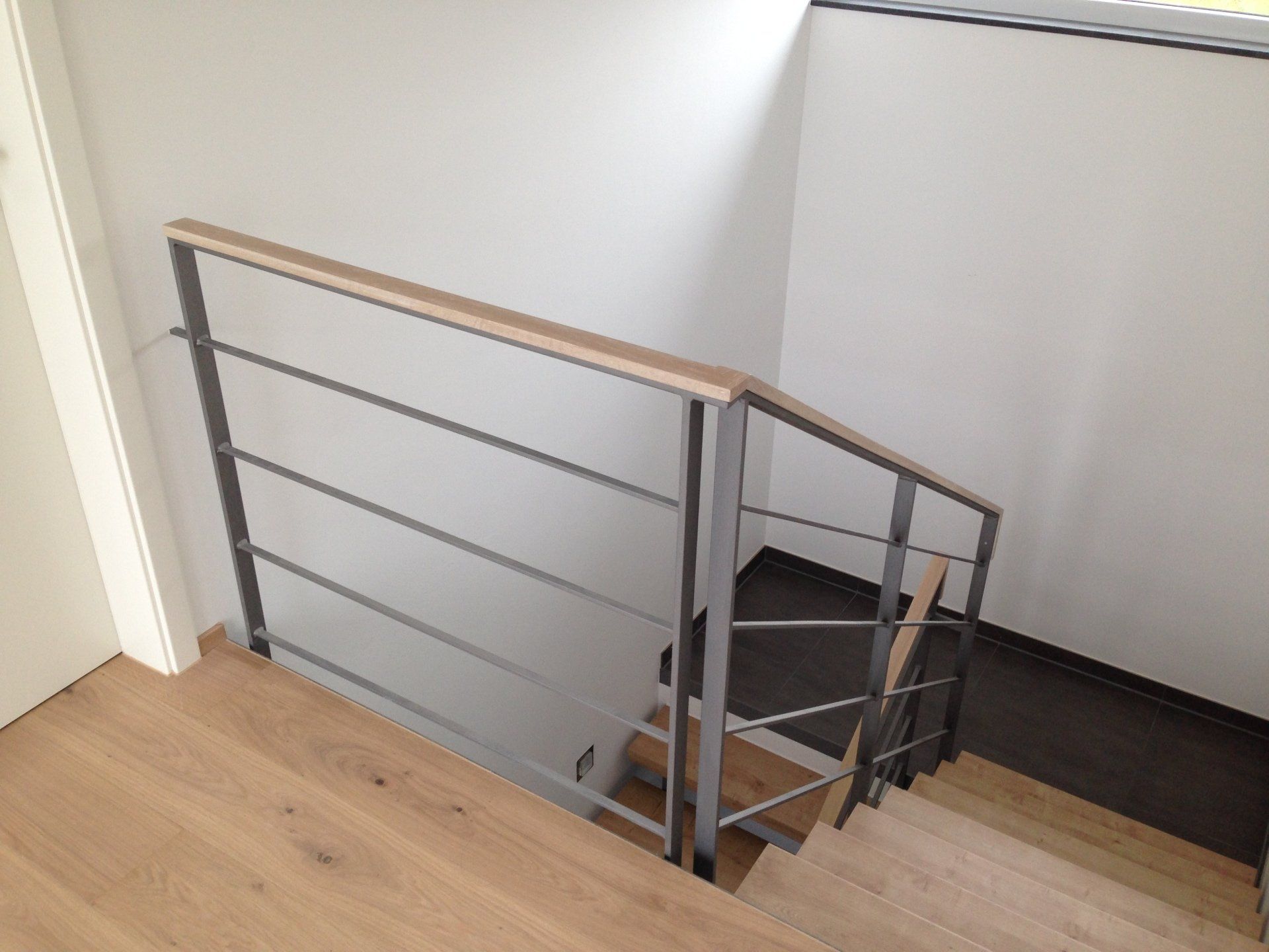 Eine Treppe mit Metallgeländer und Holzstufen