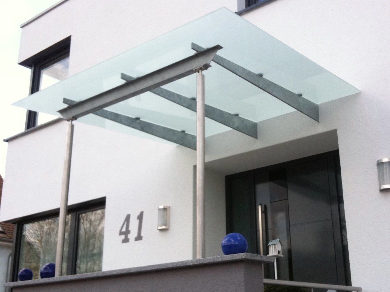 Ein weißes Gebäude mit einem Glasdach und der Nummer 41 darauf