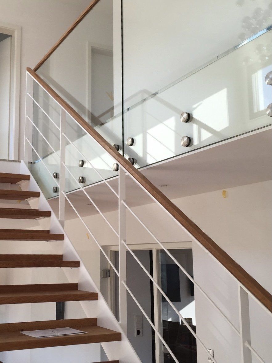 Eine Treppe mit Holzstufen und einem Glasgeländer