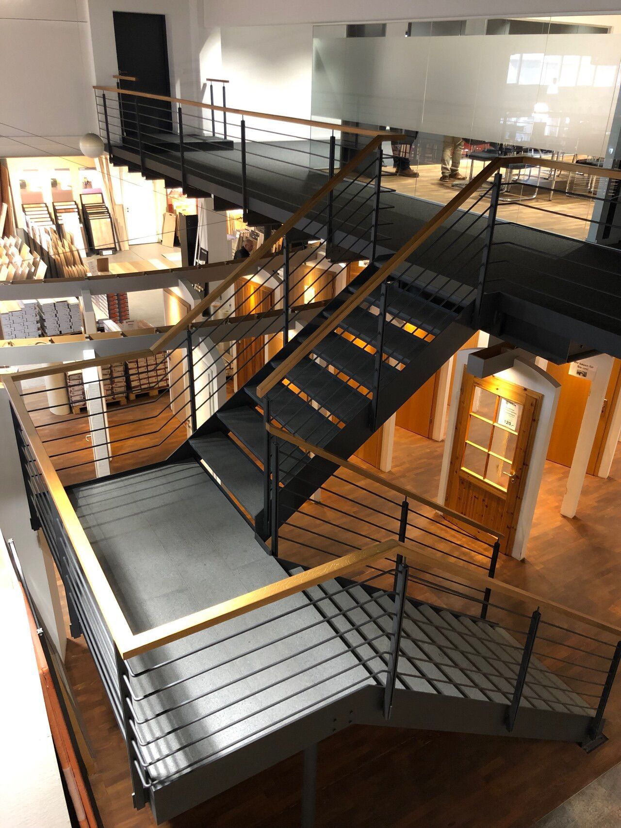 Eine Treppe in einem Gebäude mit einem Holzgeländer