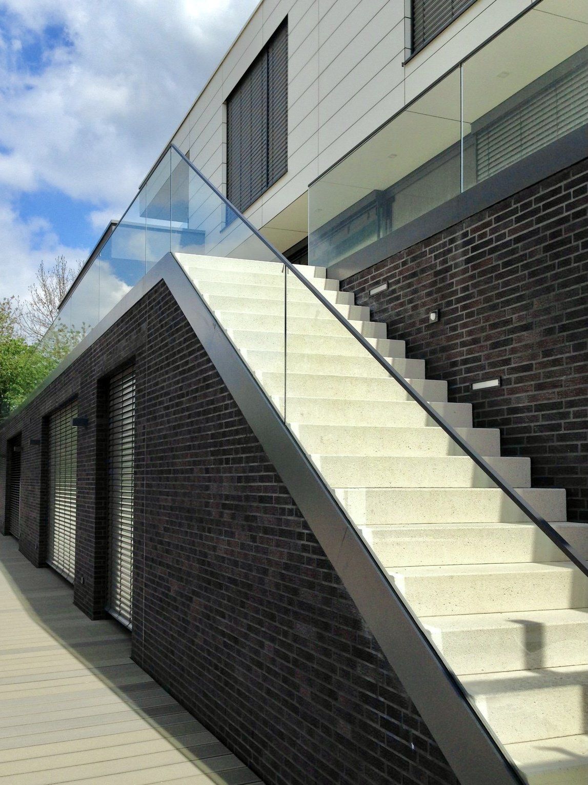 Eine Treppe, die zu einem Backsteingebäude führt