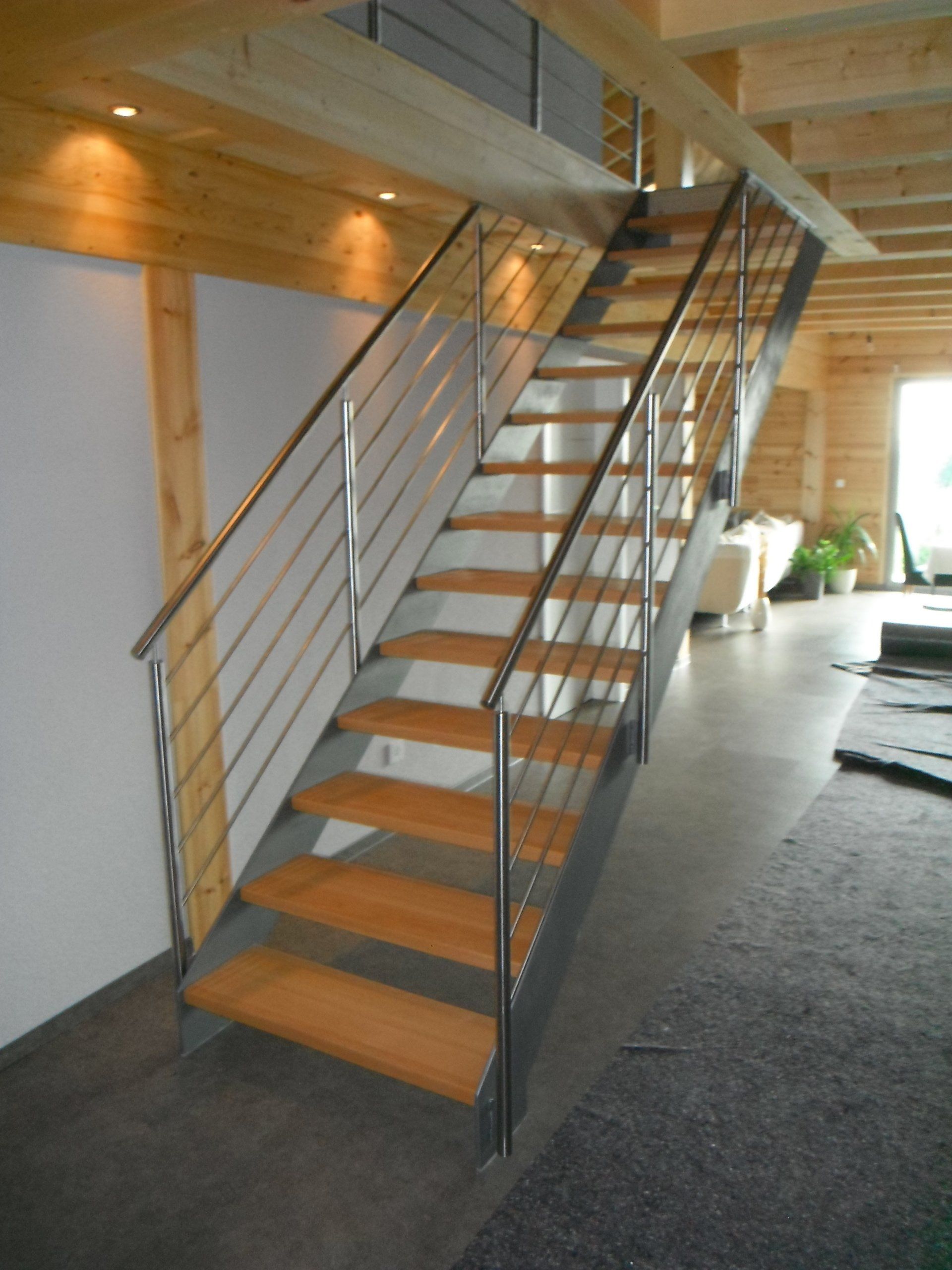 Eine Treppe mit Holzstufen und einem Metallgeländer