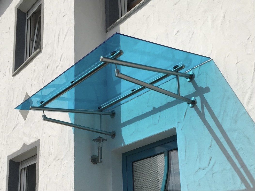 An der Seite eines Gebäudes befindet sich ein blaues Vordach