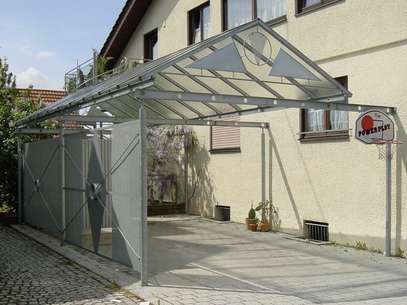 Ein Gebäude mit einem Vordach und einem Schild mit der Aufschrift „Powerfix“ darauf