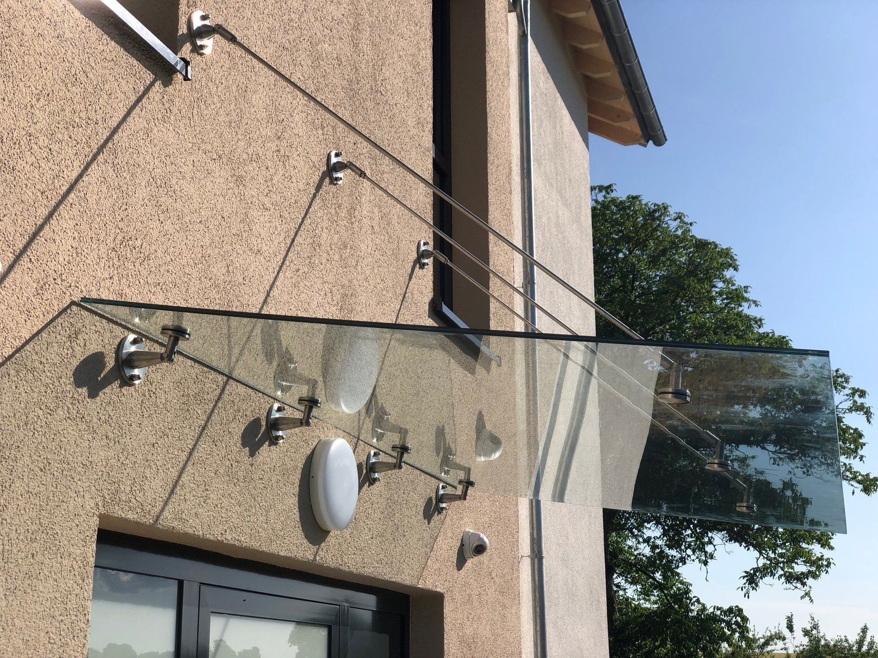 An der Seite eines Gebäudes ist ein Glasdach angebracht.