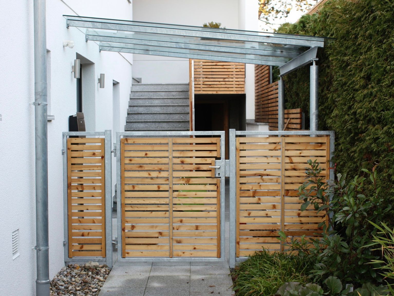 Ein Holztor mit einem Glasdach darüber