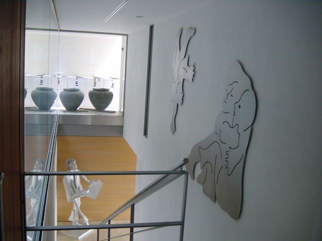 Eine Treppe mit einer Zeichnung einer Frau an der Wand