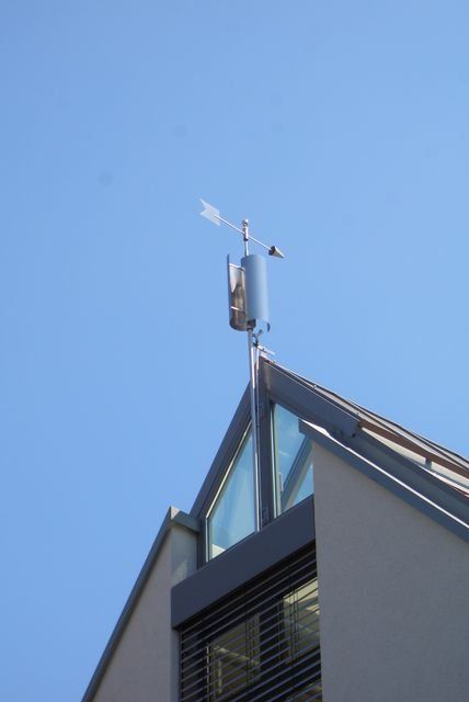 Ein Gebäude mit einer Windmühle darauf