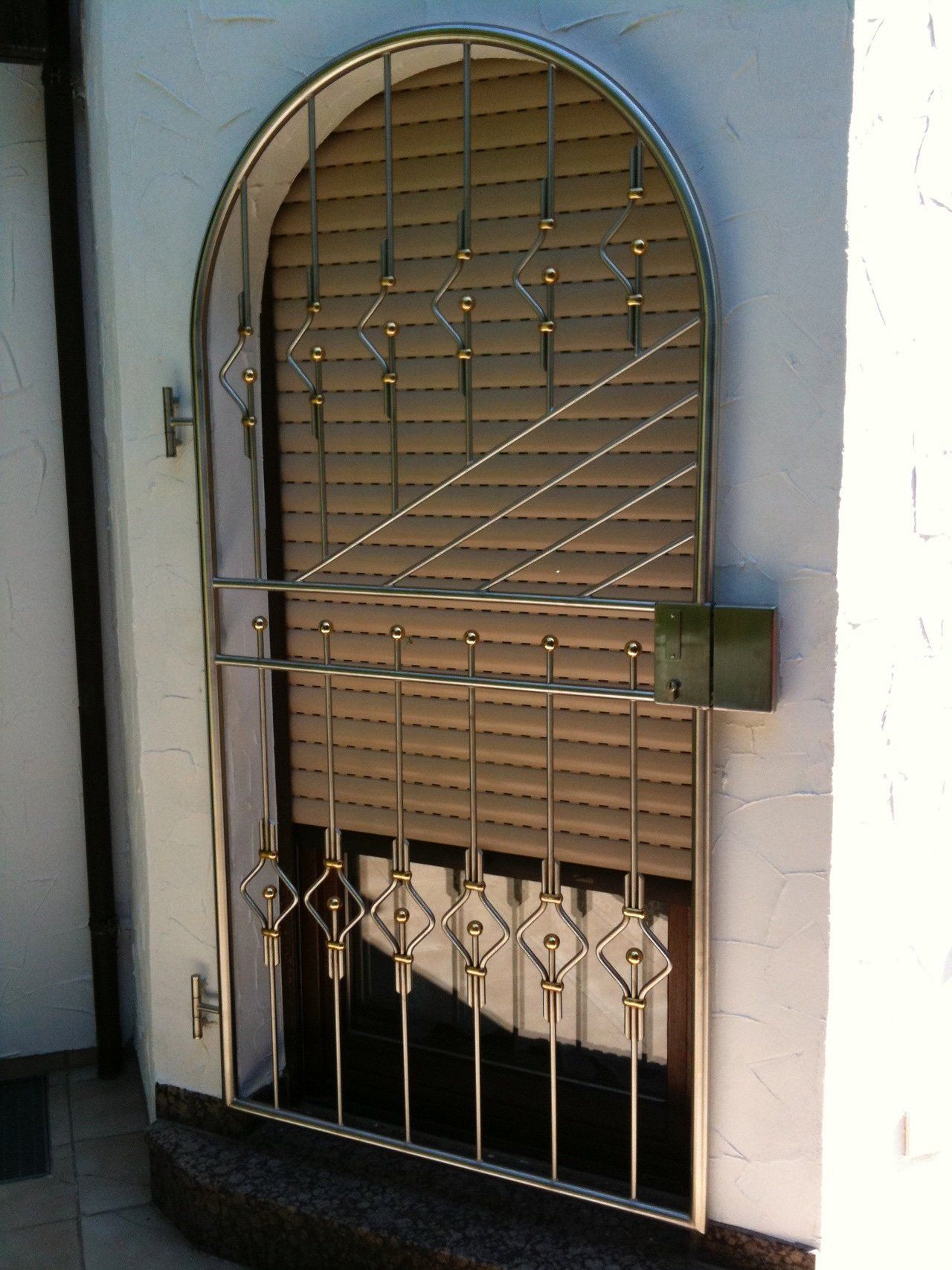 Ein Fenster mit einem Edelstahlzaun darum