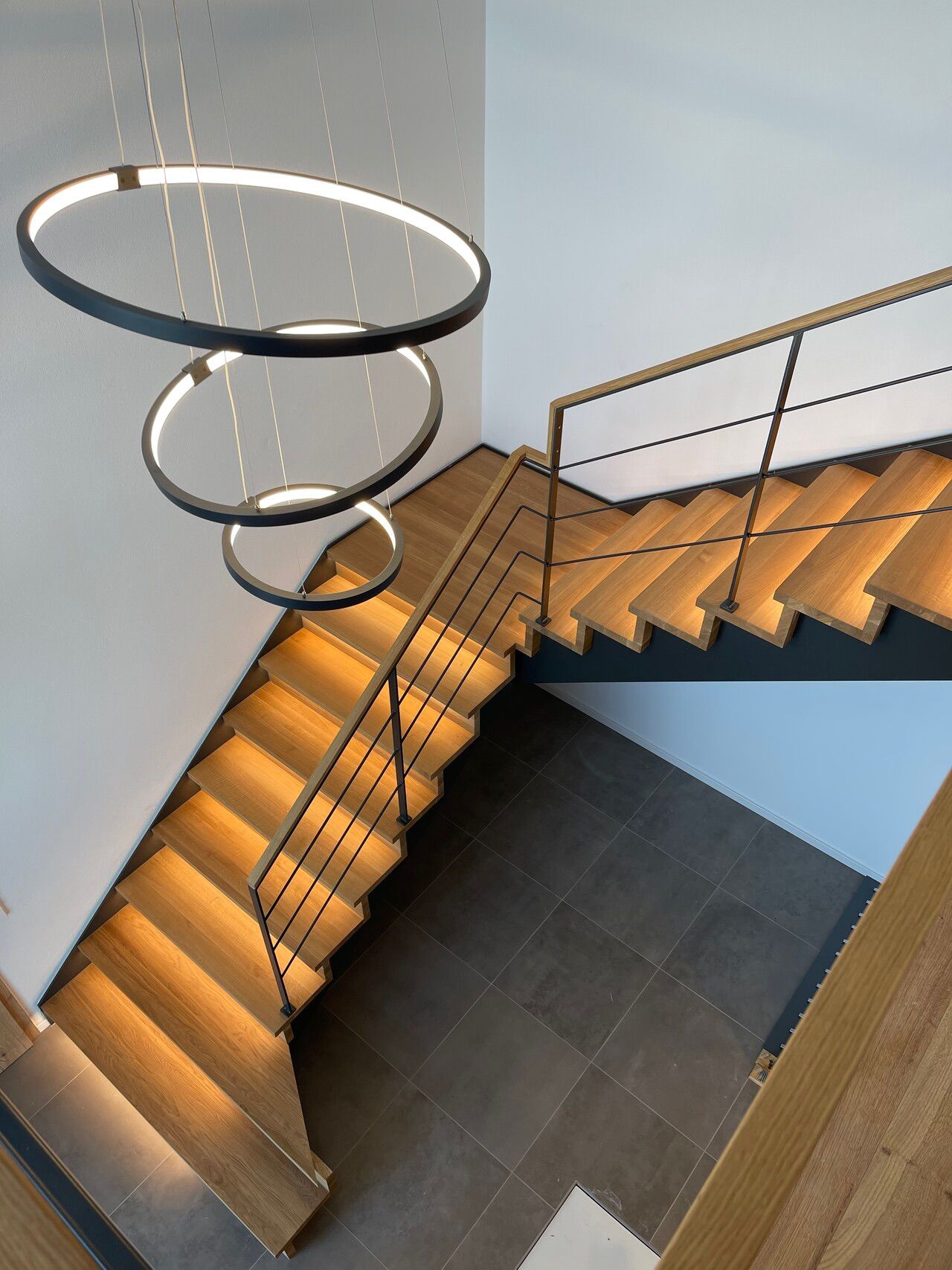 Eine Luftaufnahme einer Holztreppe mit Lichtern auf den Stufen