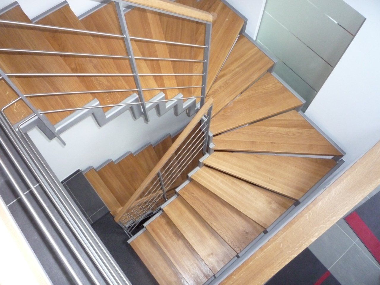 Eine hölzerne Wendeltreppe mit einem Metallgeländer