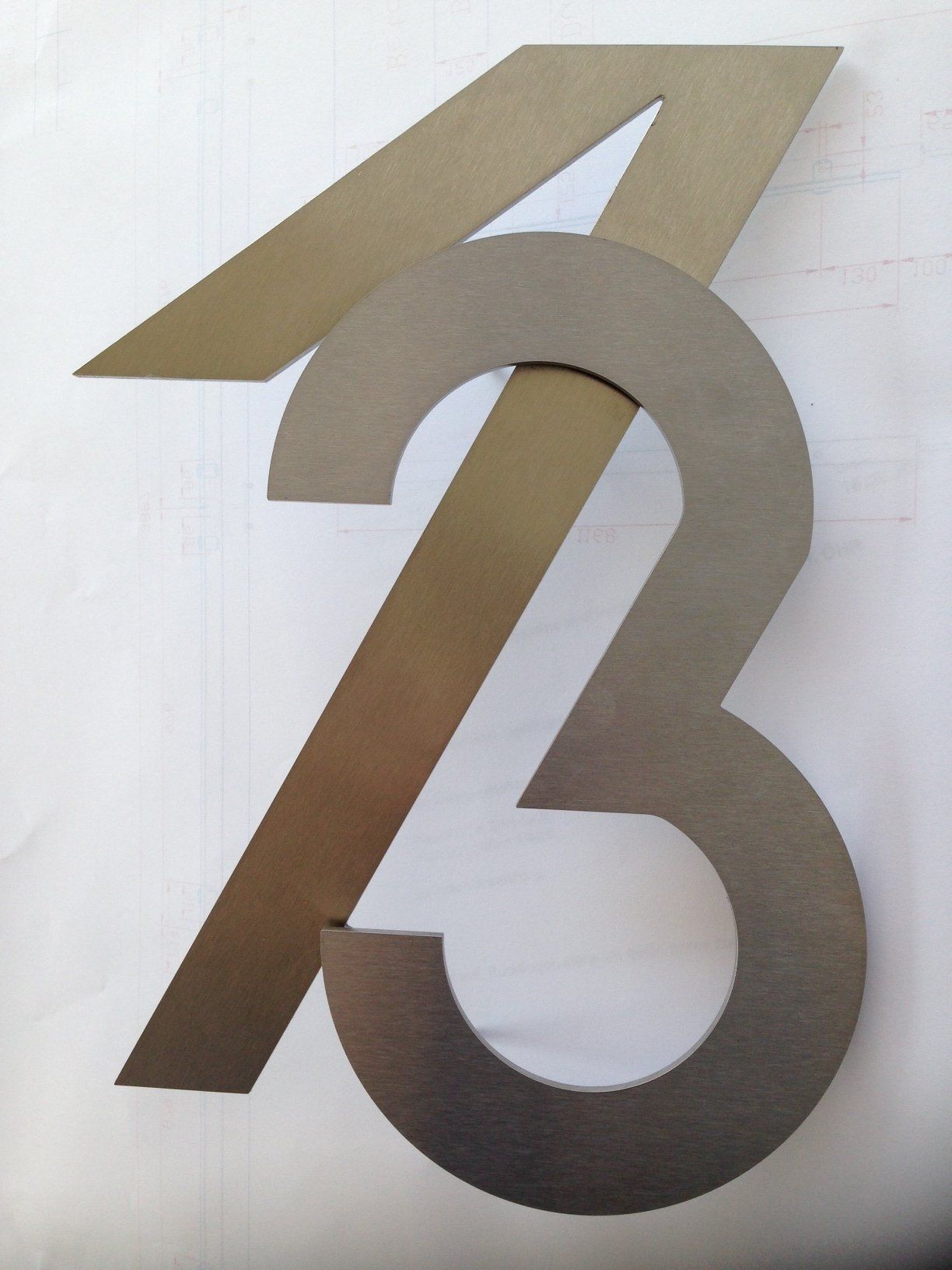 Die Zahl 13 ist aus einem Stück Papier ausgeschnitten