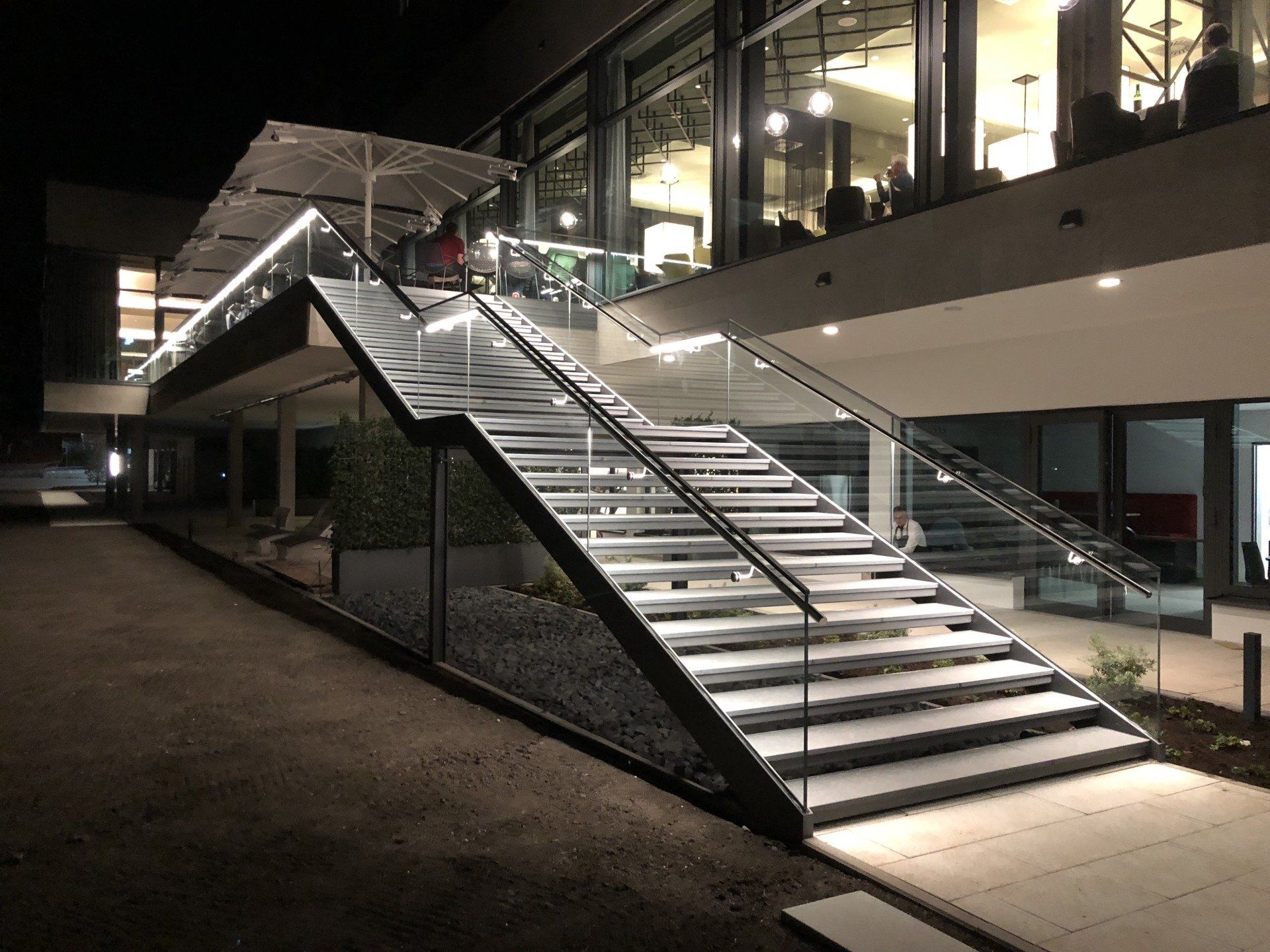 Eine Treppe, die nachts zu einem Gebäude hinaufführt.