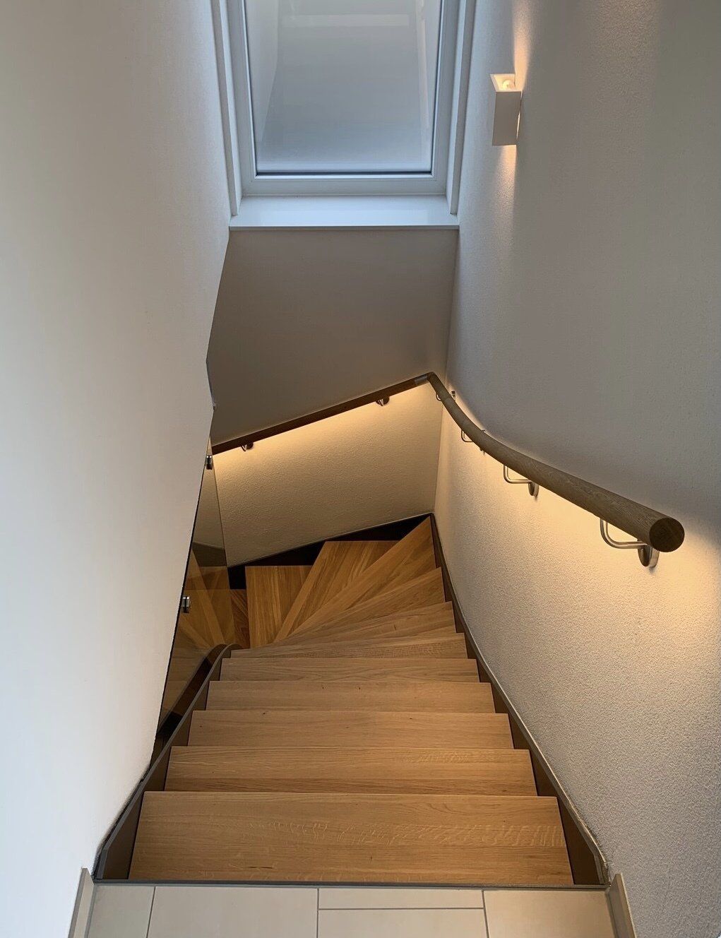 Eine Treppe mit Holzstufen und einem Metallgeländer