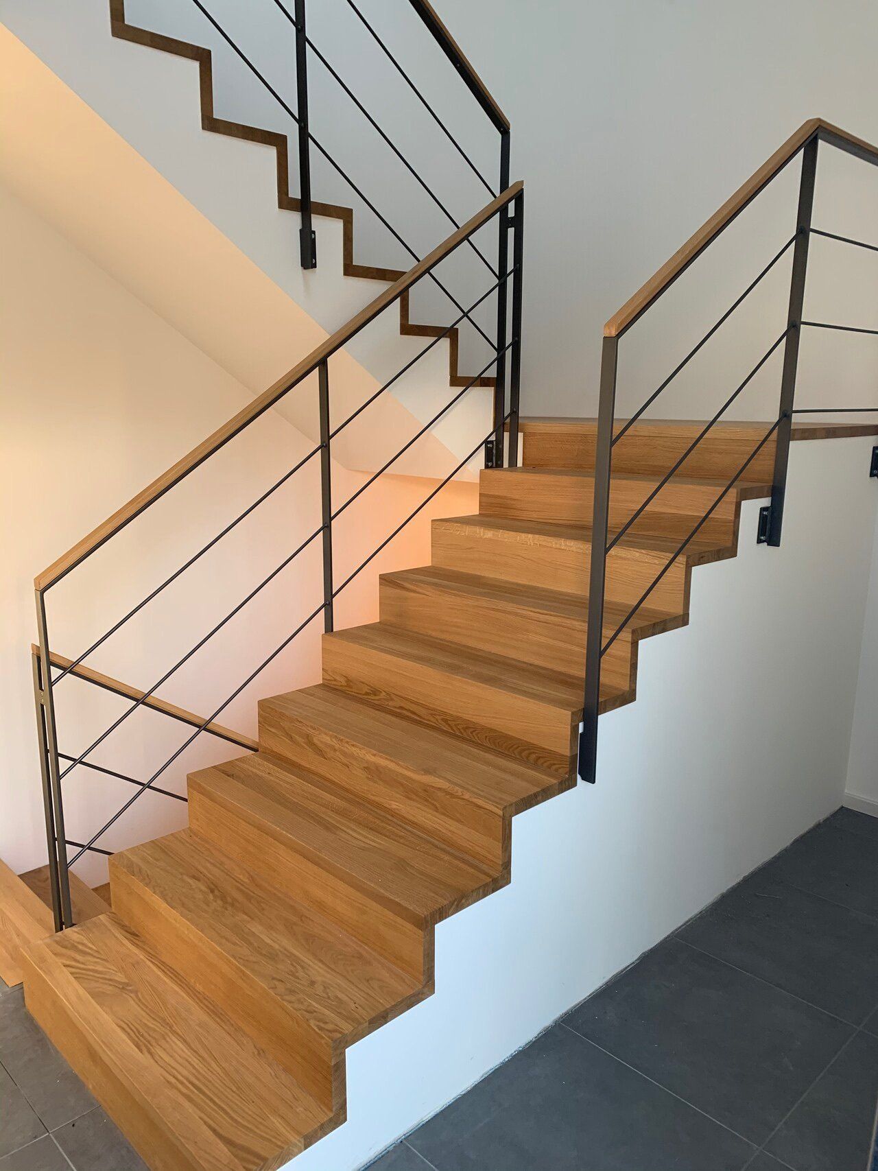 Eine Reihe von Holztreppen mit einem Metallgeländer