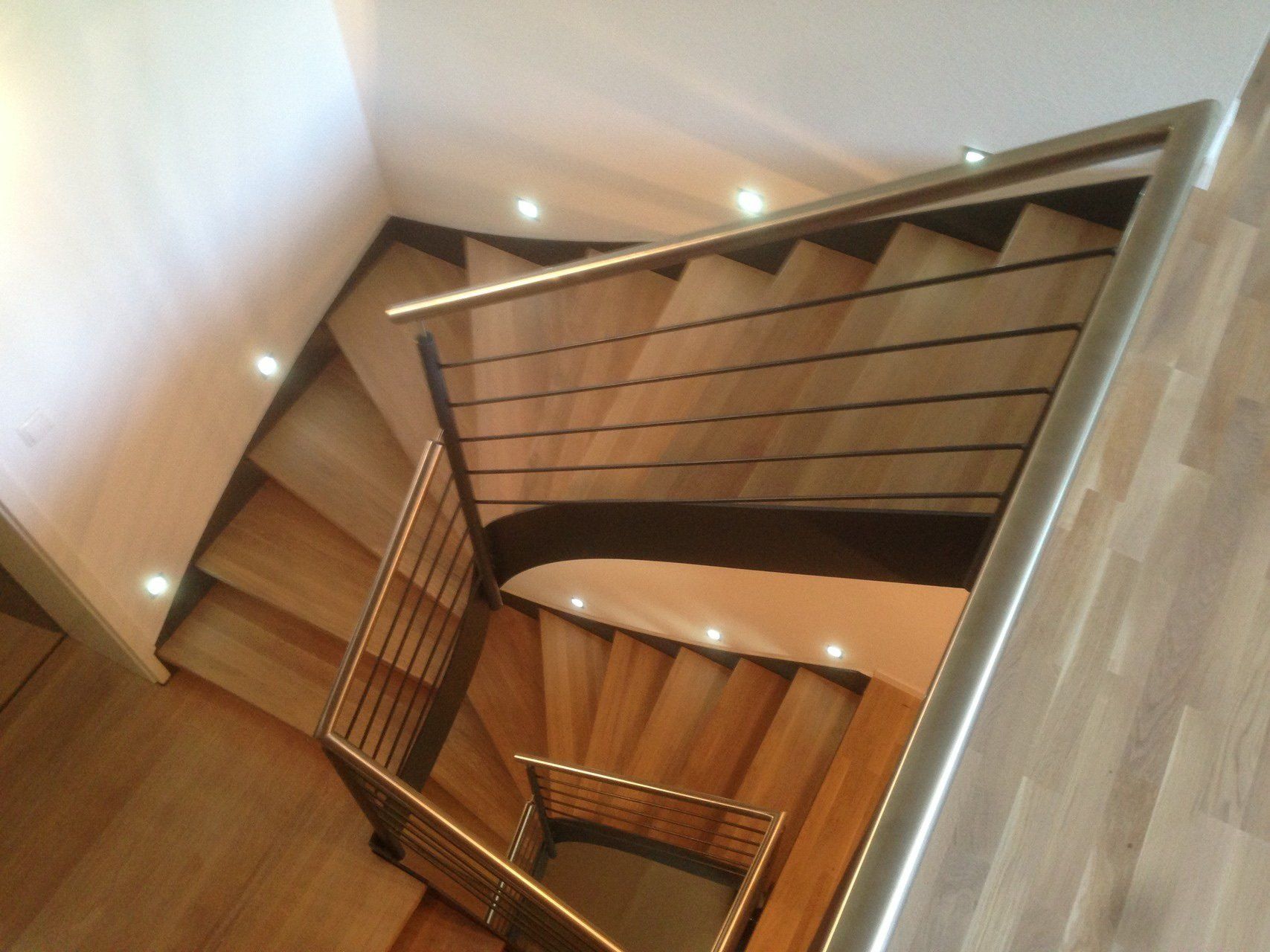 Eine Treppe mit Metallgeländer und Holzstufen