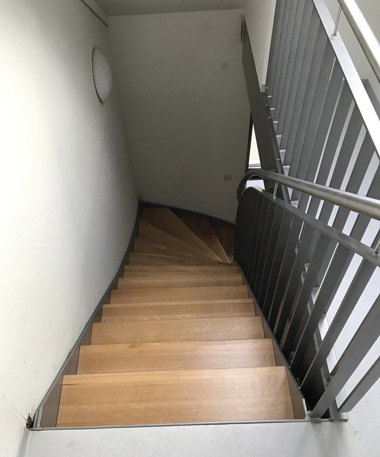 Eine Treppe mit Holzstufen und einem Metallgeländer