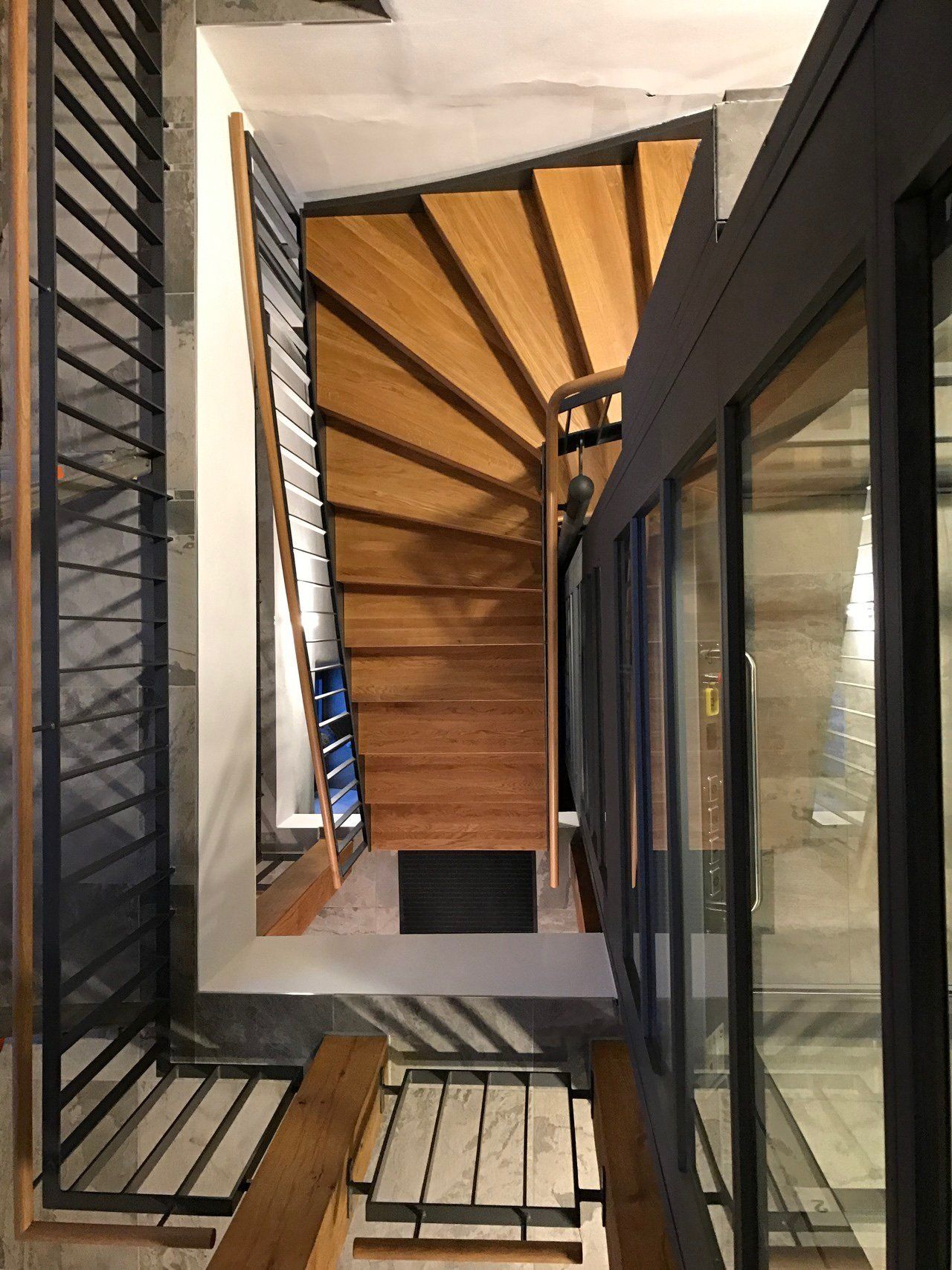 Eine Luftaufnahme einer hölzernen Wendeltreppe in einem Gebäude.