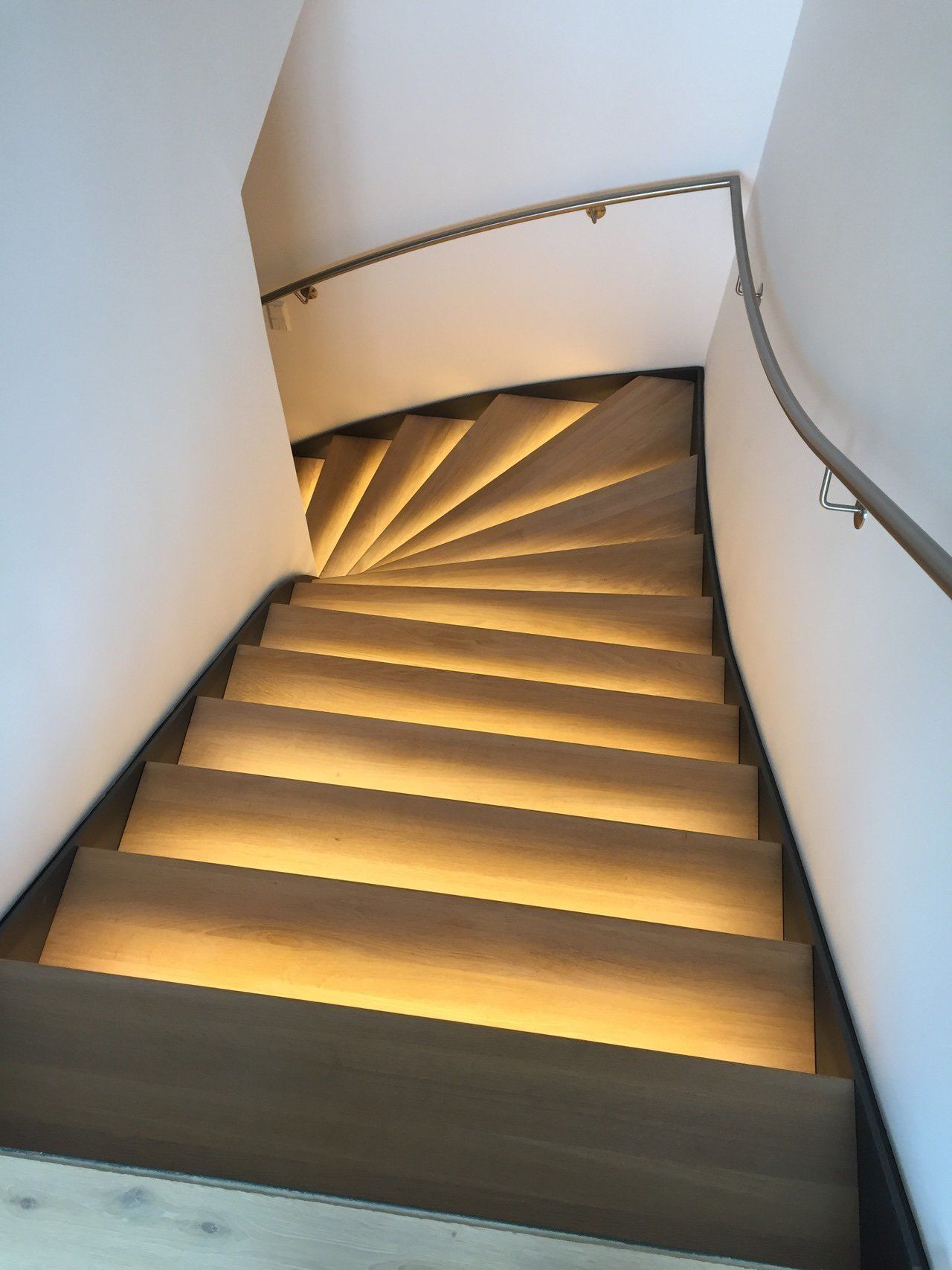 Eine Wendeltreppe mit Licht auf den Stufen