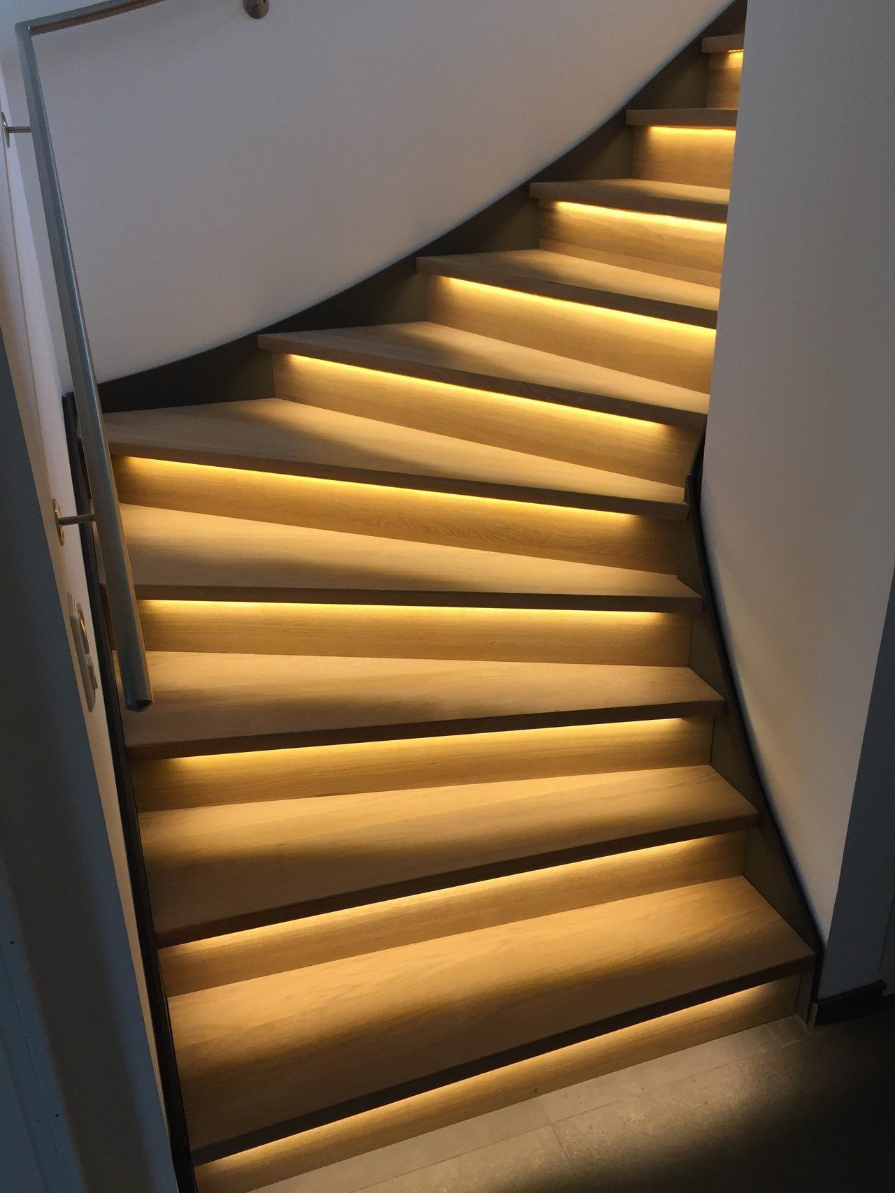 Eine Treppe mit Lichtern auf den Stufen