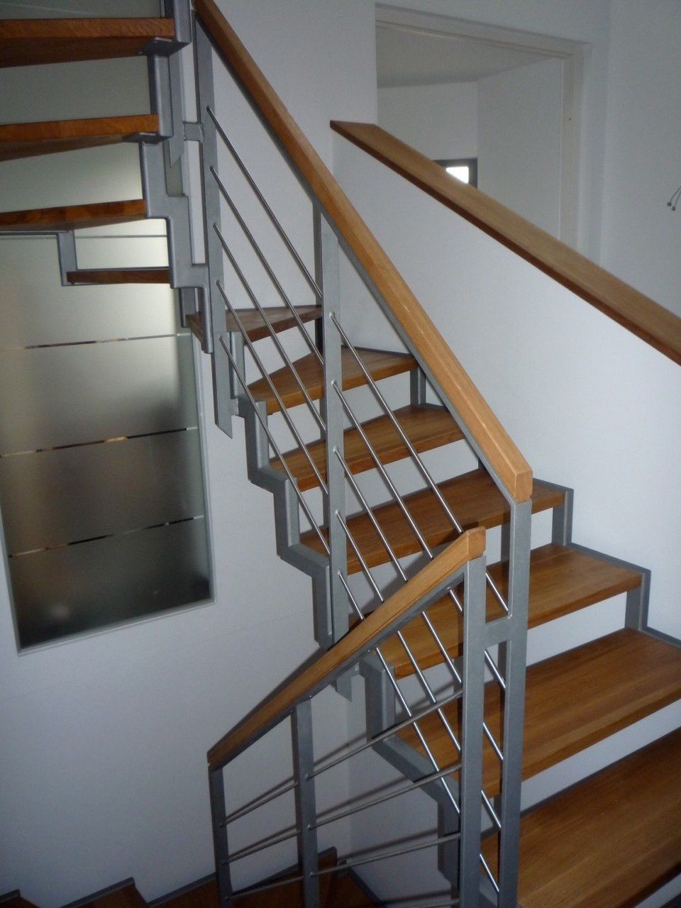 Eine Treppe mit Holzstufen und einem Metallgeländer