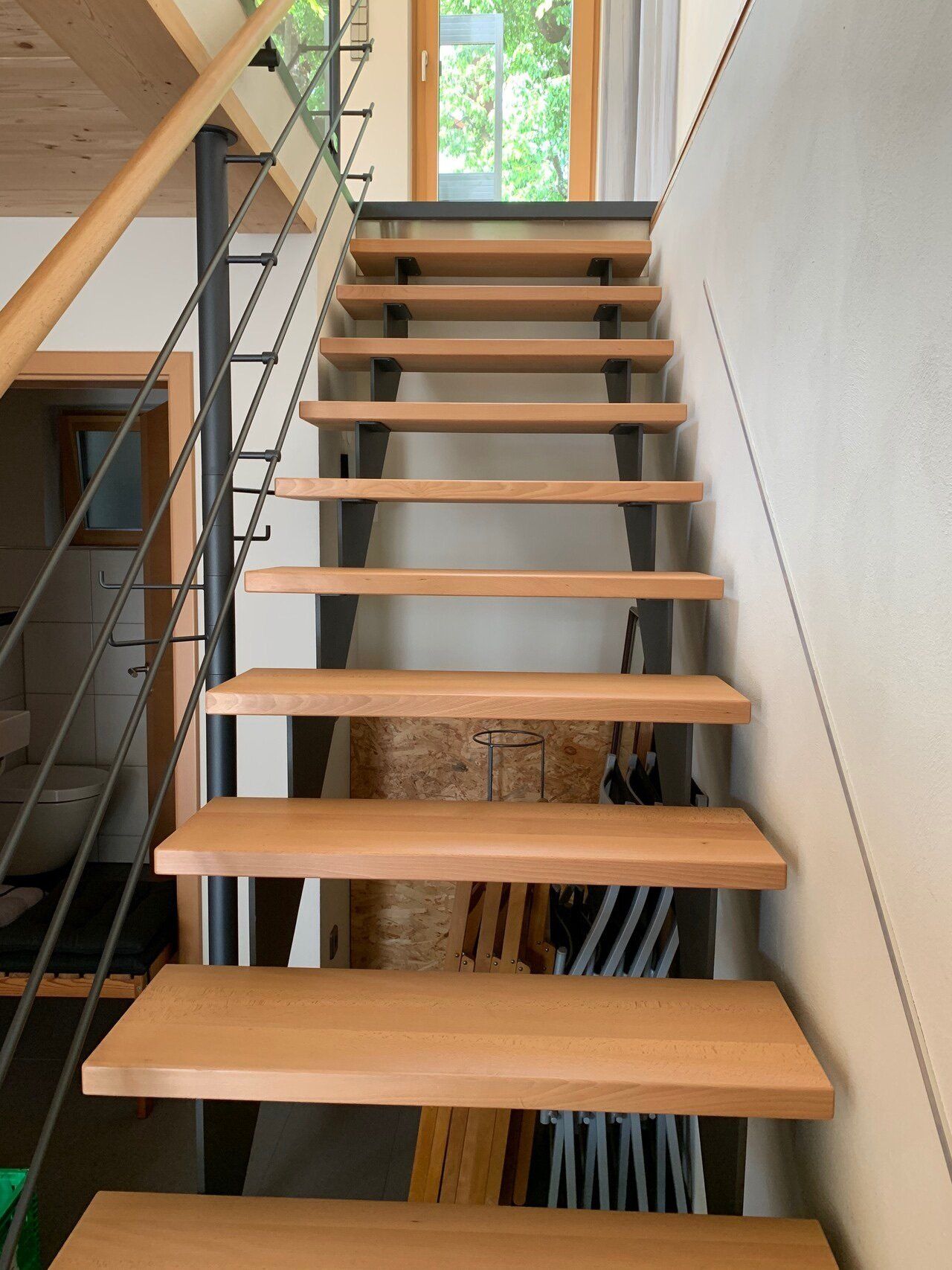 Eine Treppe mit Holzstufen und einem Metallgeländer