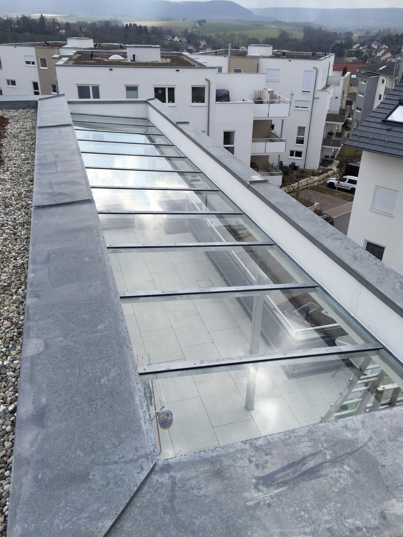 Das Dach eines Gebäudes ist mit einem Glasdach bedeckt