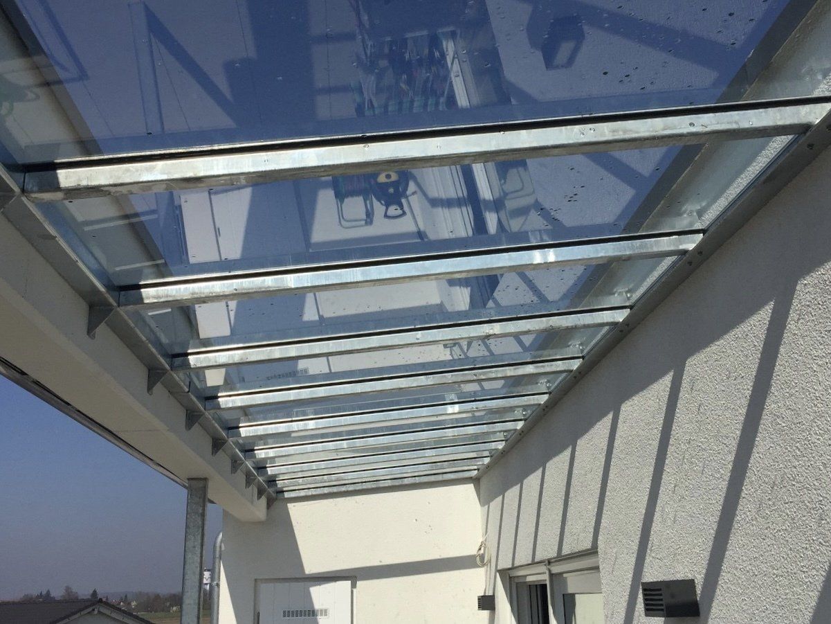 Ein Gebäude mit einem Glasdach und einem Metallrahmen