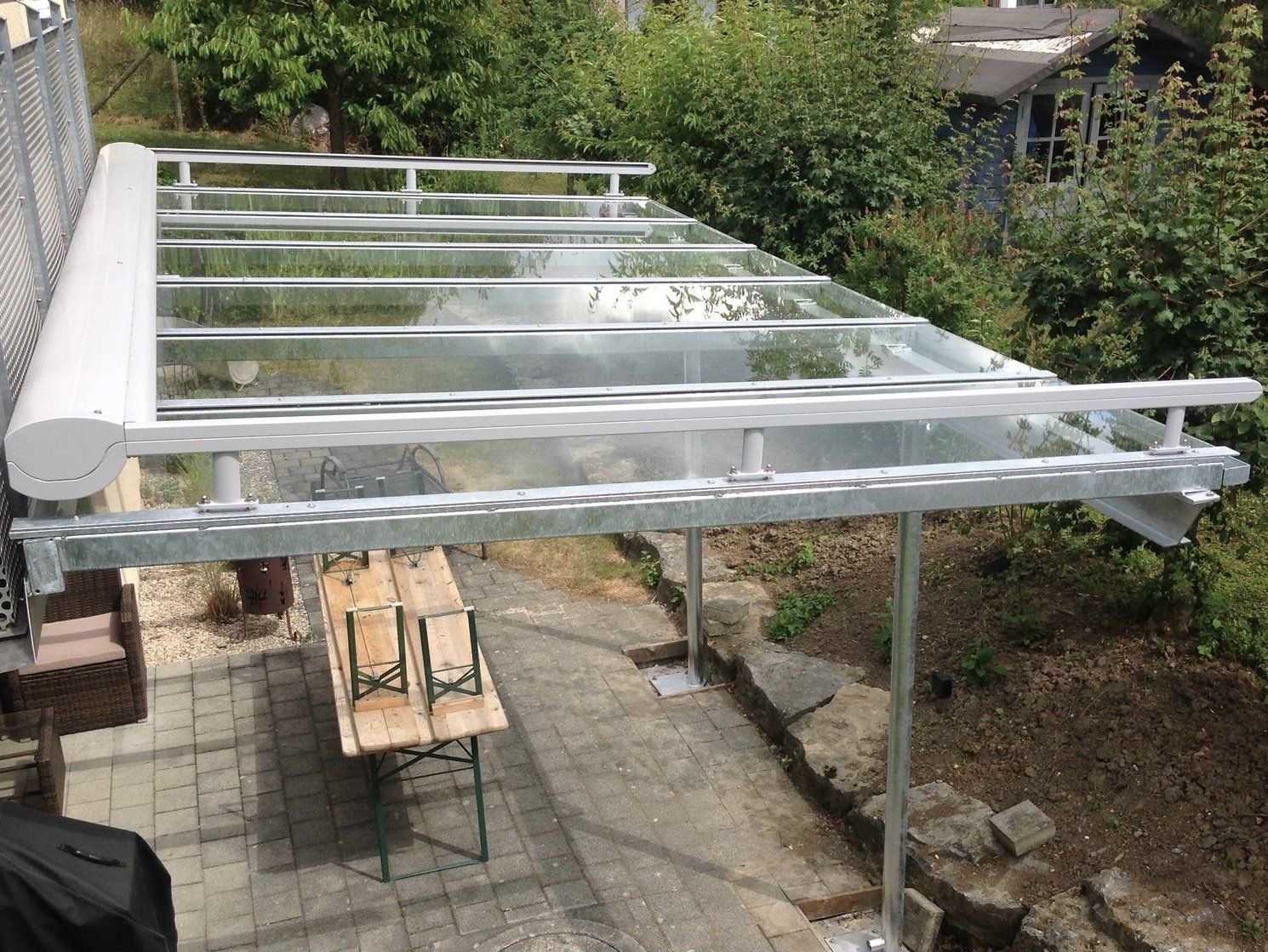 Eine Terrasse mit Tisch und Stühlen unter einem Baldachin.