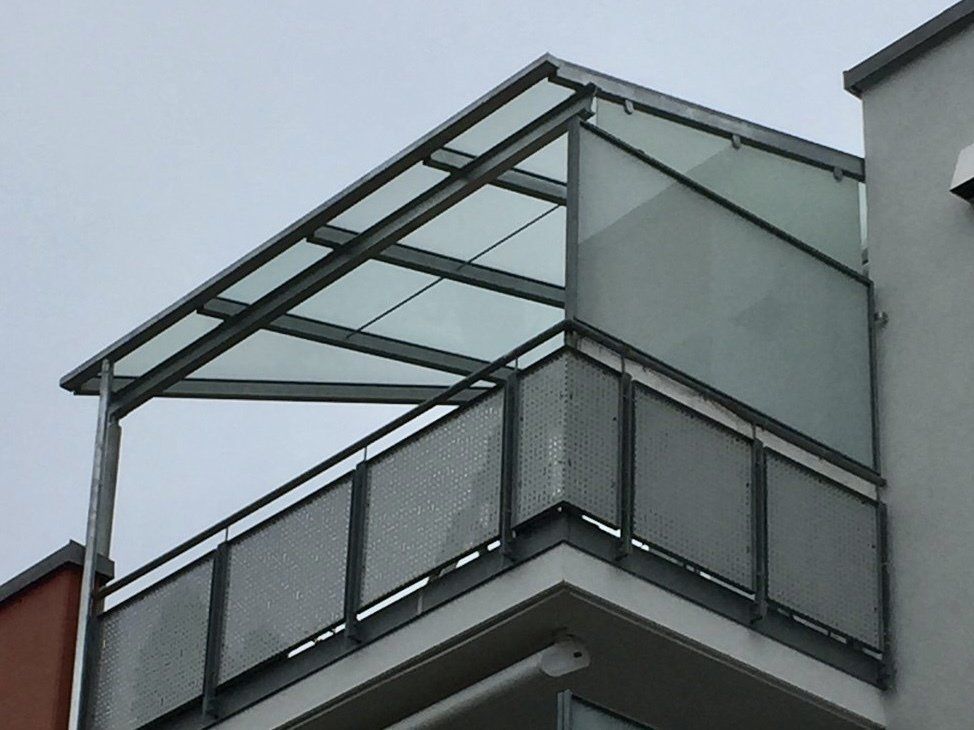 Ein Balkon mit einem Baldachin darüber