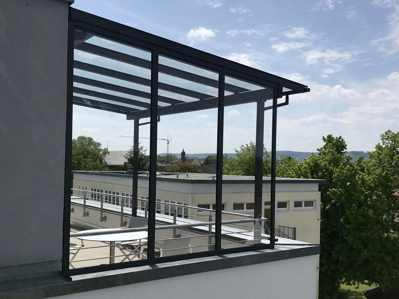 Ein großes Fenster mit einem Baldachin darüber