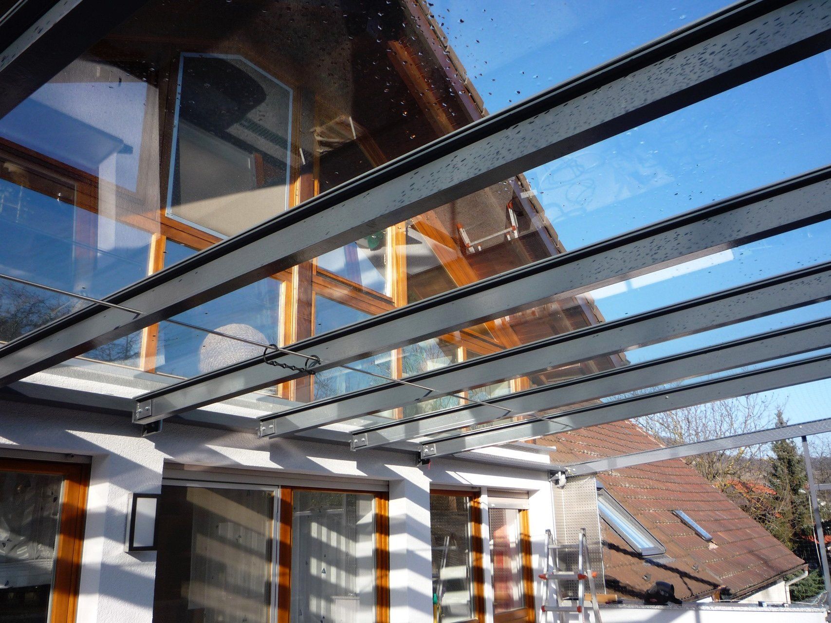 Blick nach oben auf ein Glasdach eines Hauses