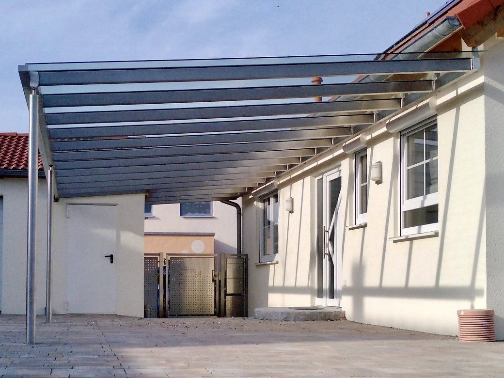 Ein weißes Haus mit einer Pergola darauf