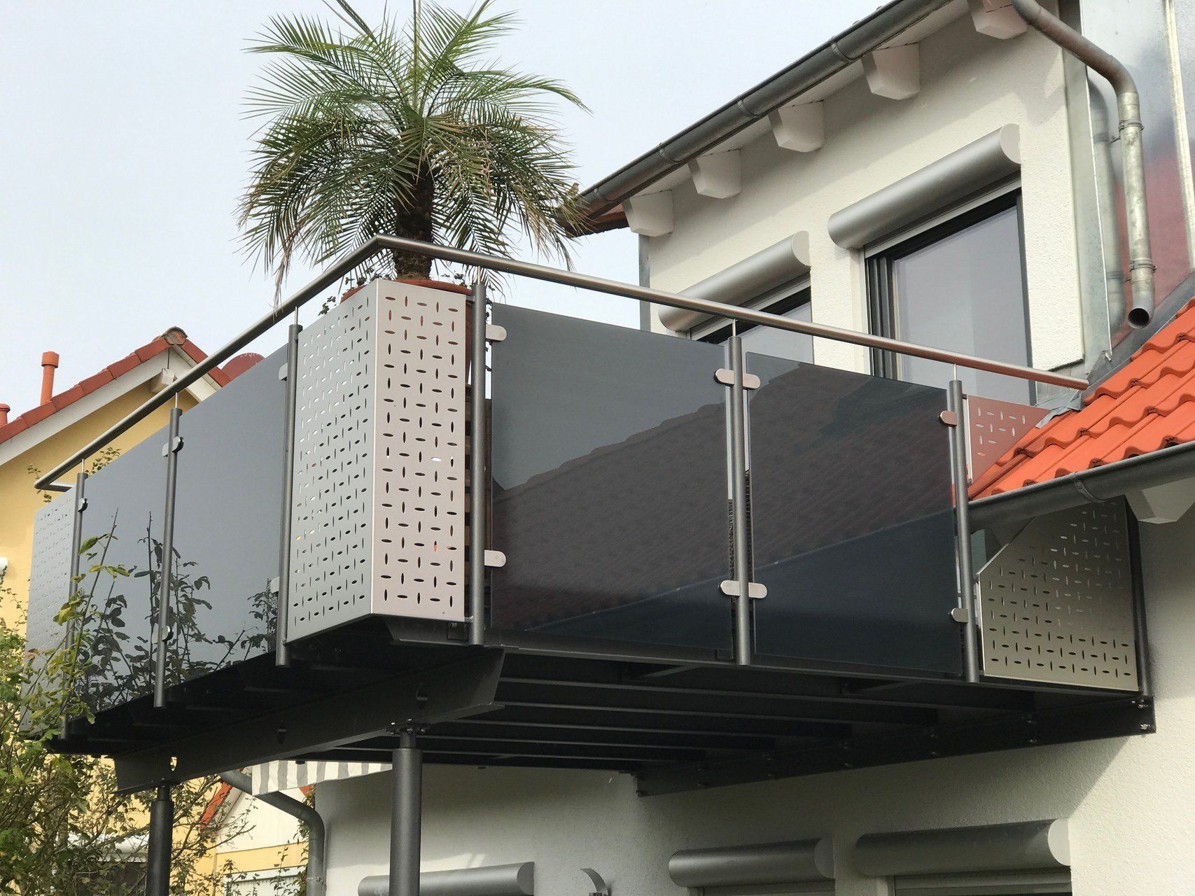 Ein Balkon mit einer Palme darauf