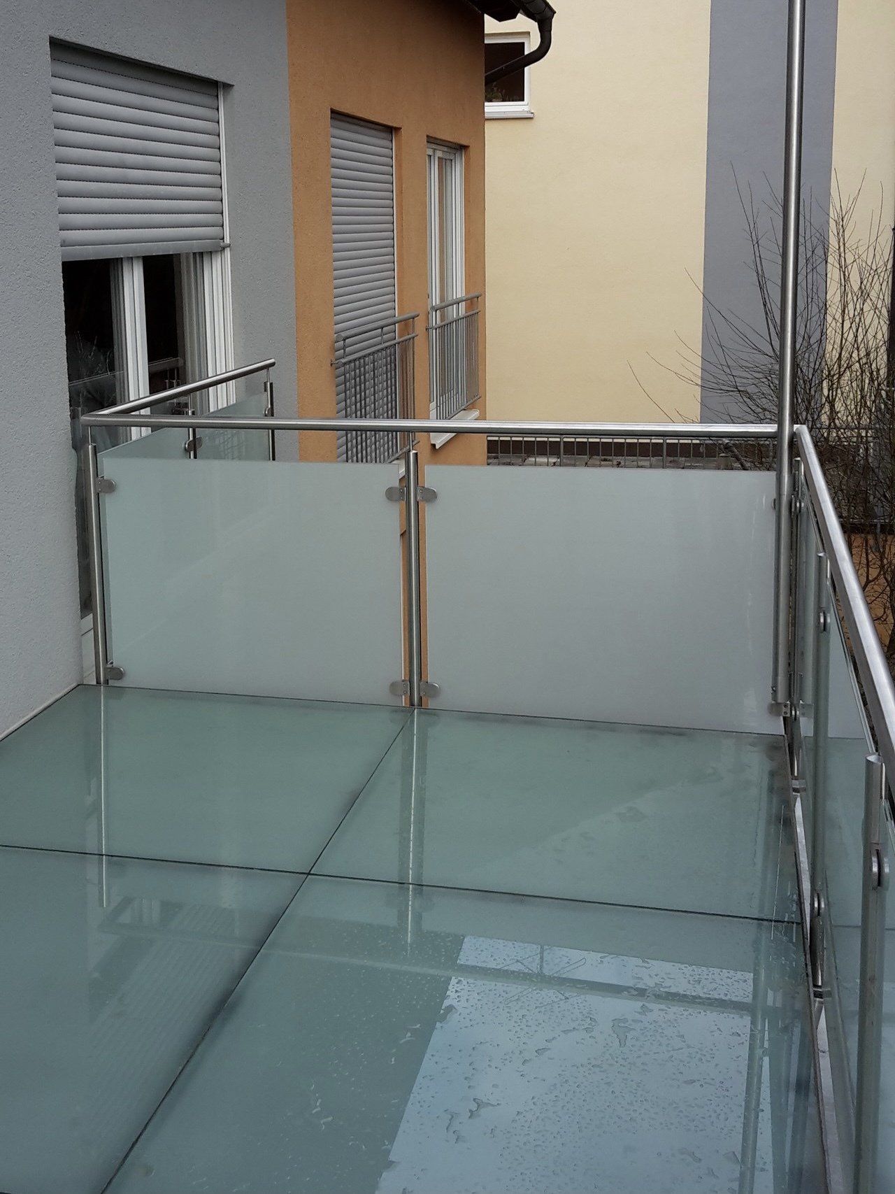 Ein Balkon mit Edelstahlgeländer und Glasboden