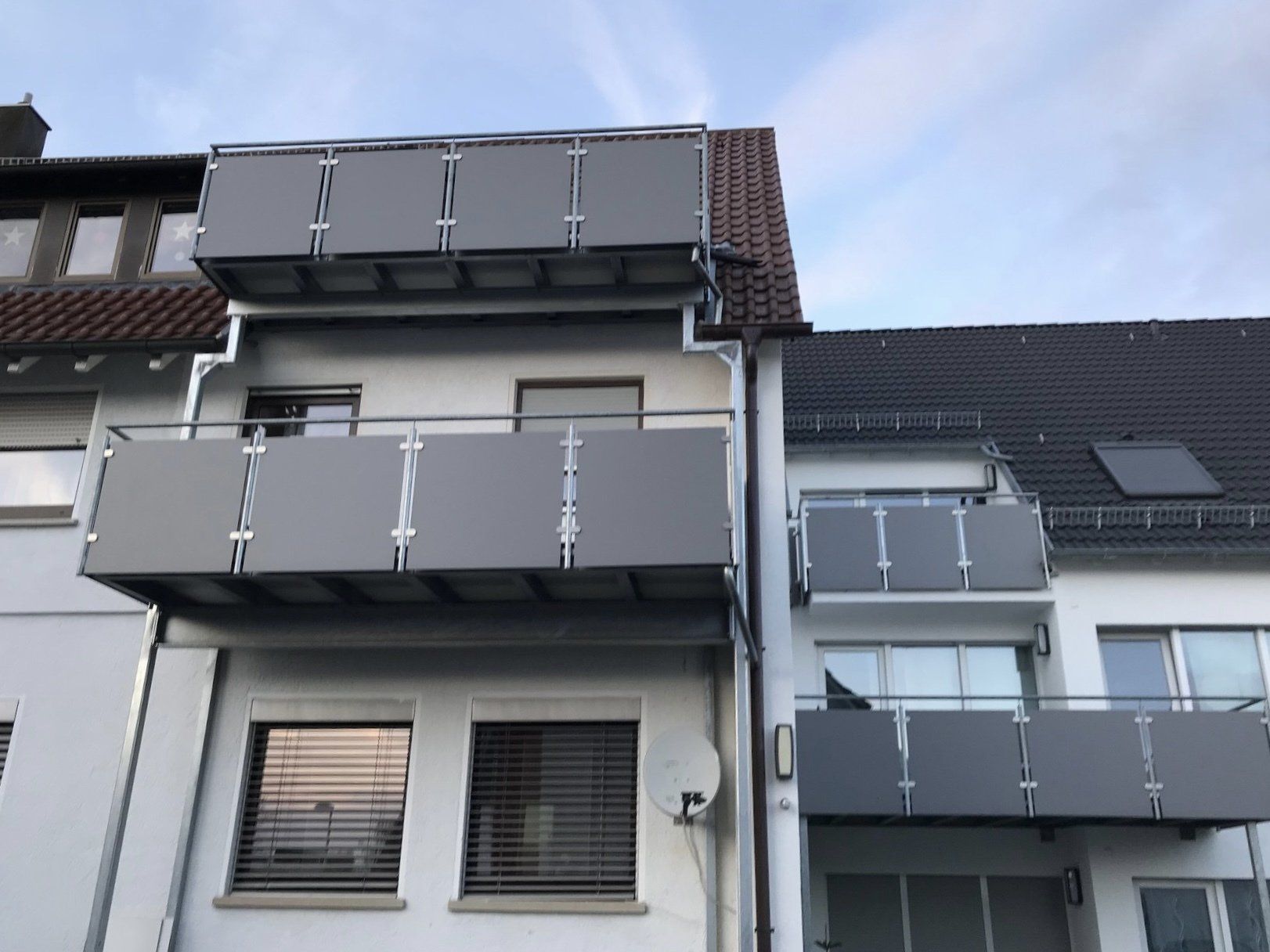 Ein Gebäude mit einem Balkon auf dem Dach
