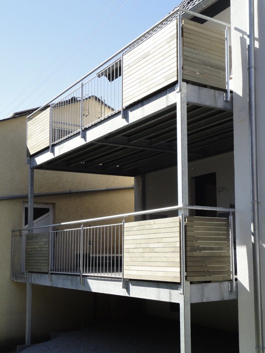 Ein Balkon an der Seite eines Gebäudes mit einem Metallgeländer