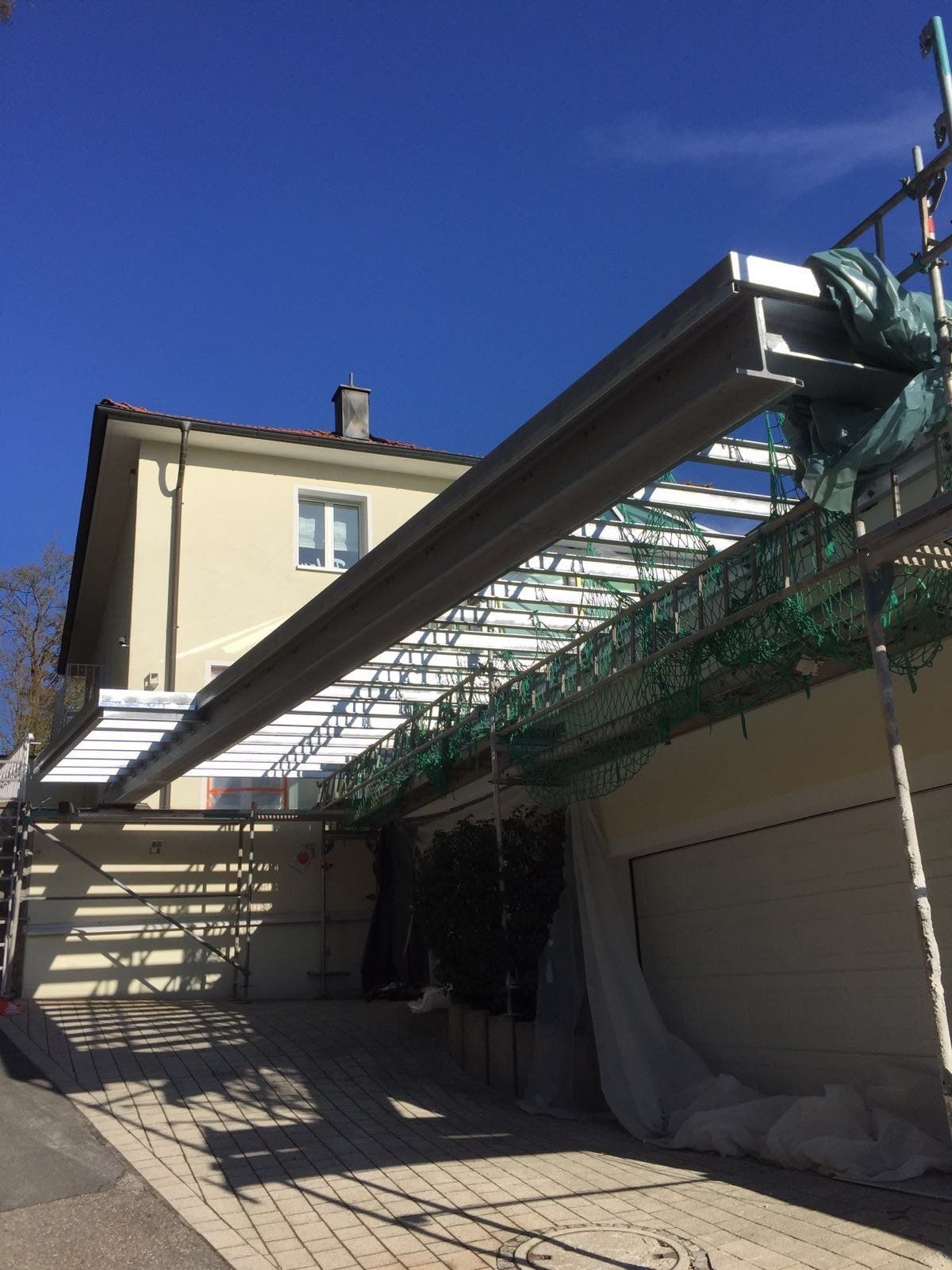 Ein Haus mit einem Dach, das gebaut wird