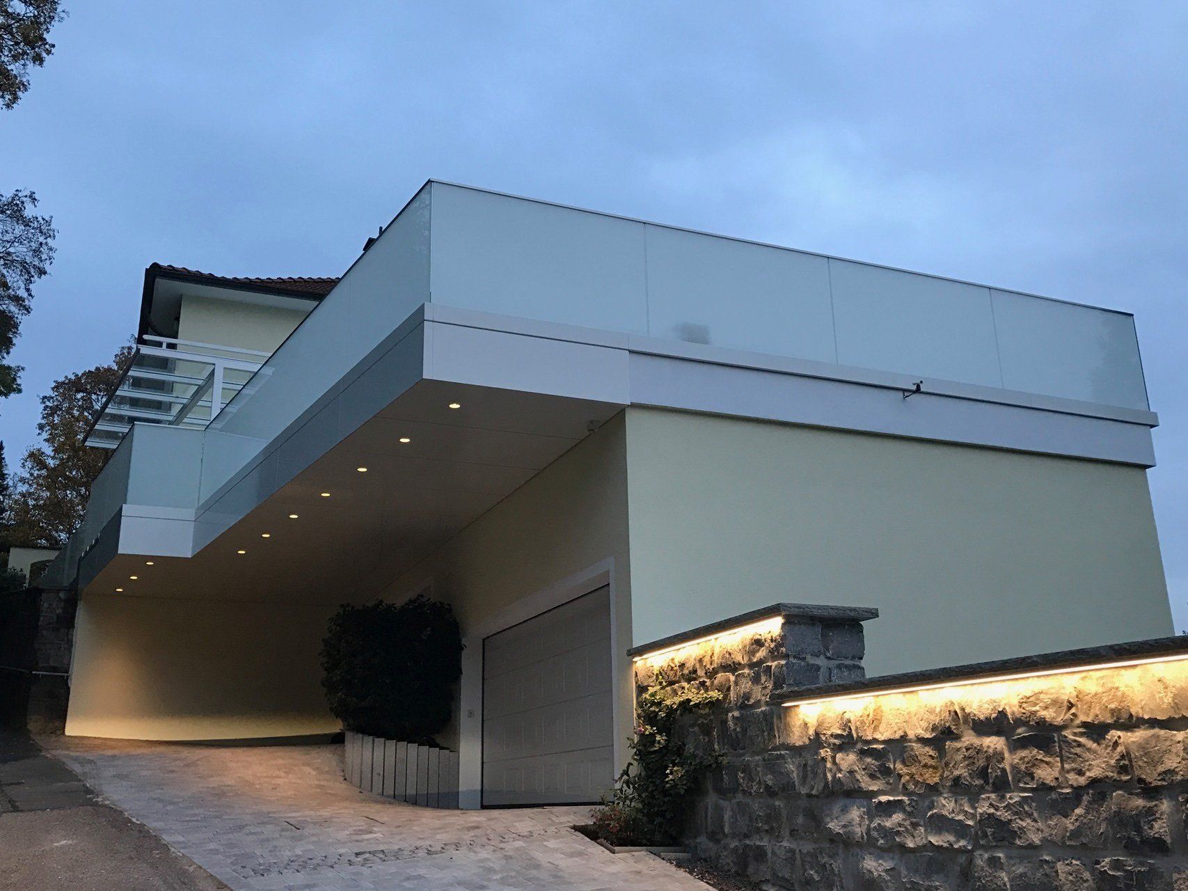 Ein großes weißes Haus mit einer Auffahrt, die dorthin führt