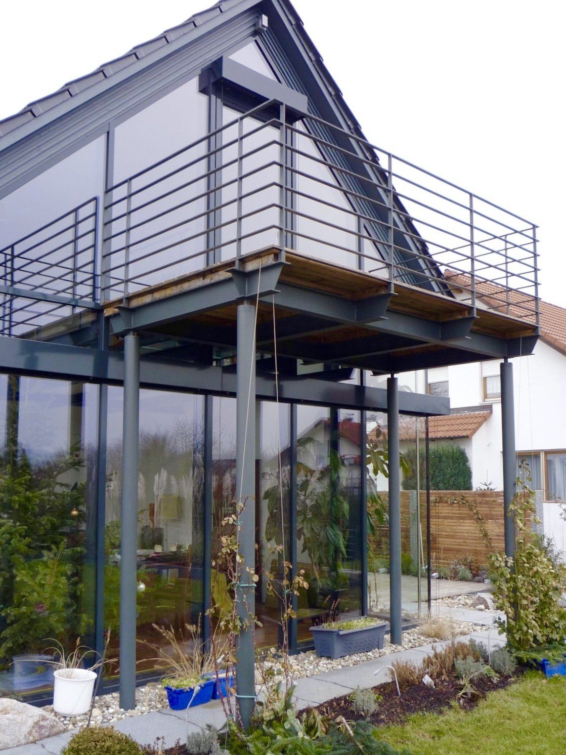 Ein Haus mit einem Balkon an der Seite