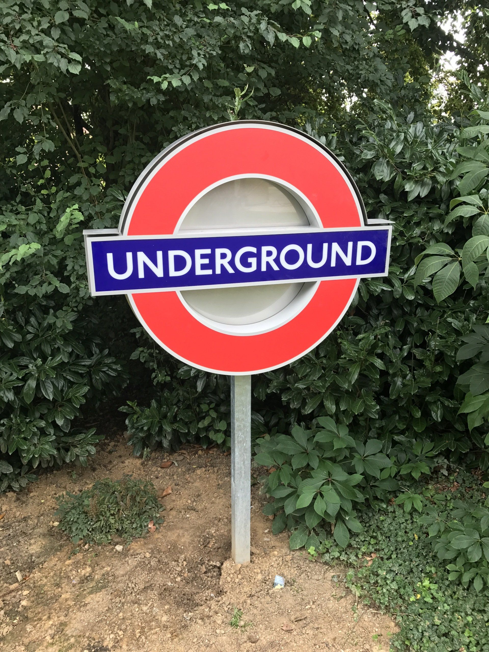 Ein rot-weißes Schild mit der Aufschrift „Untergrund“