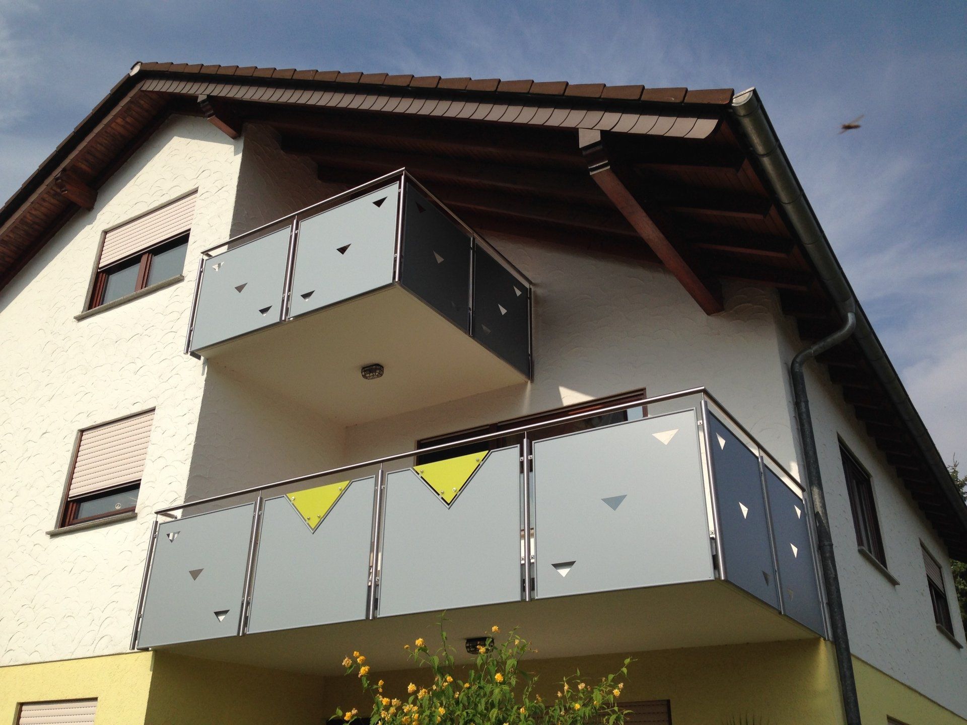 Ein weißes Haus mit einem Balkon im zweiten Stock