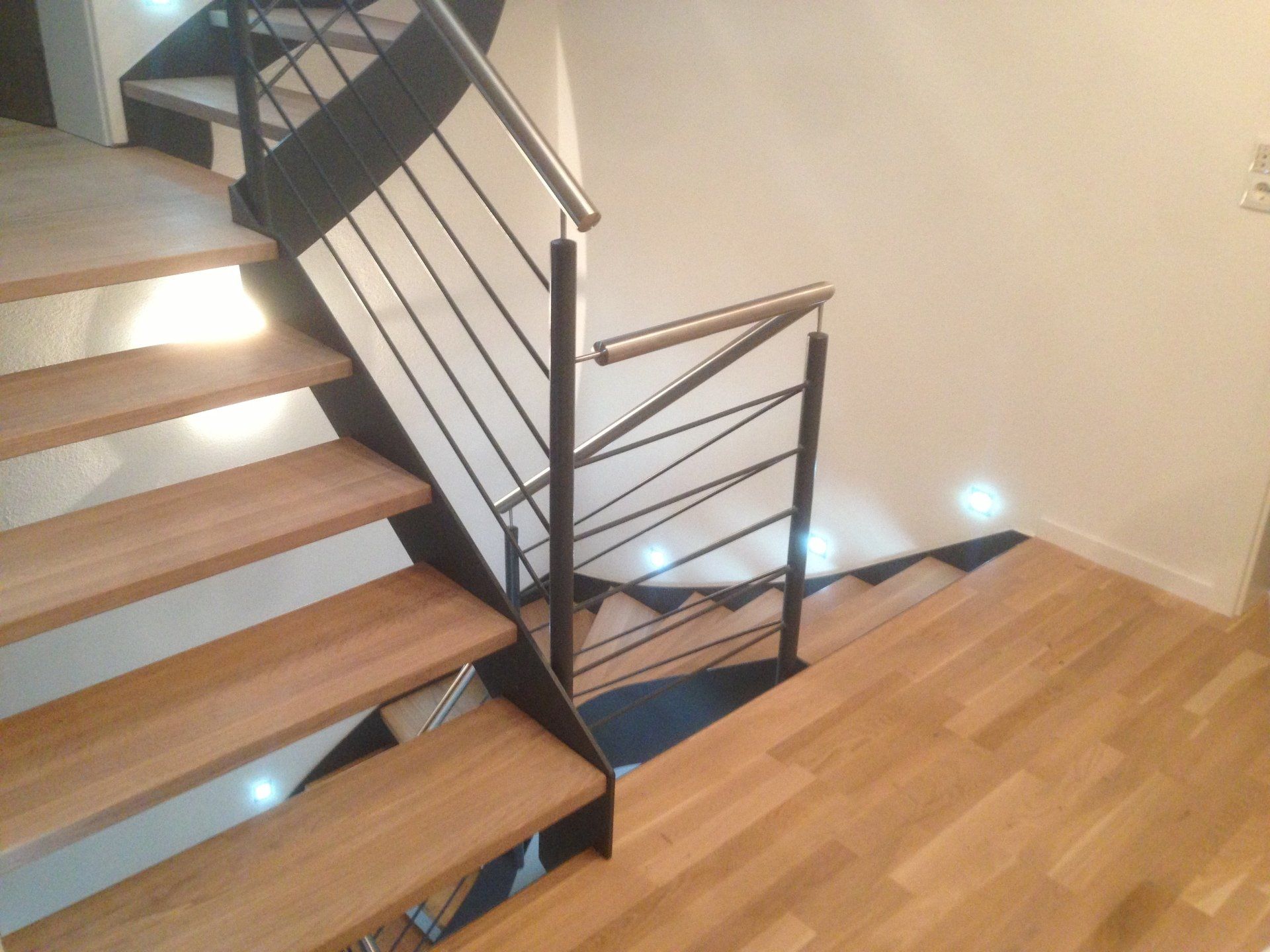 Eine Treppe mit Holzstufen und einem Metallgeländer