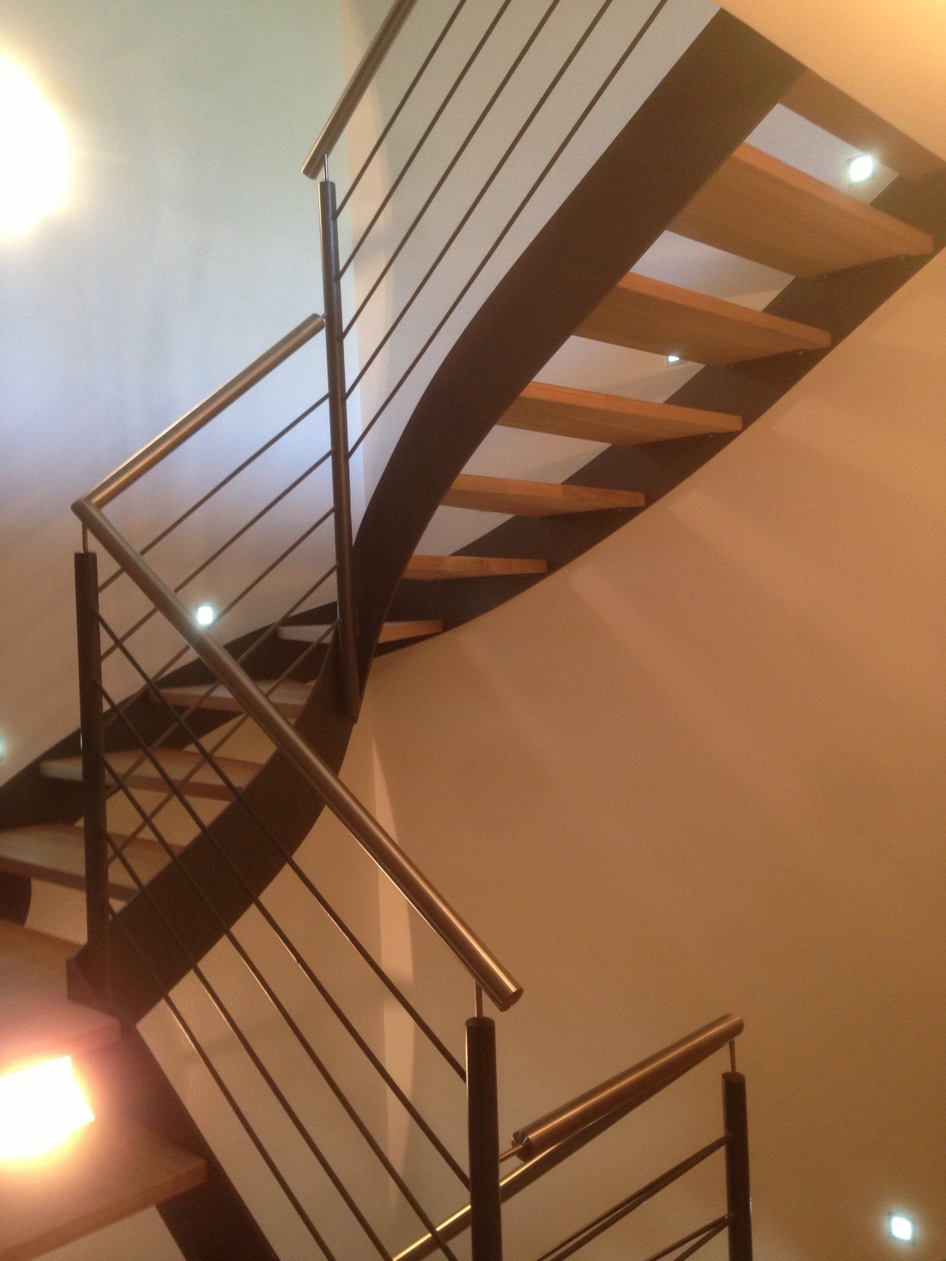 Eine Treppe mit Metallgeländer und Holzstufen