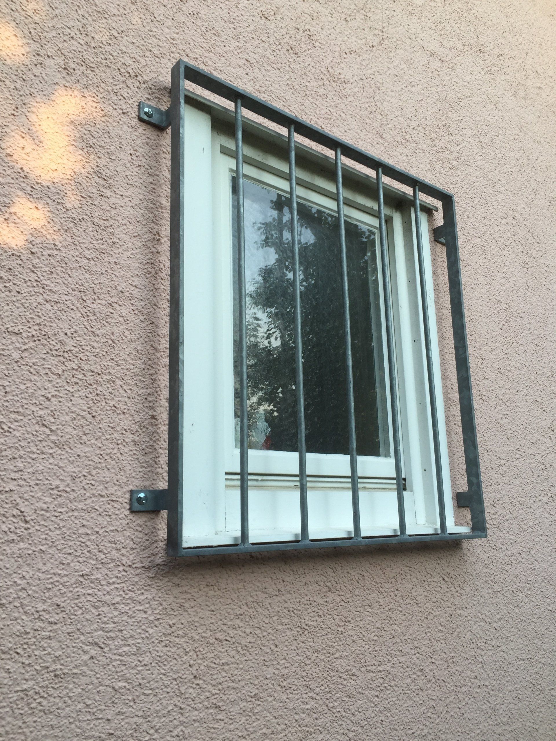 Ein Fenster mit einem schmiedeeisernen Zaun darum