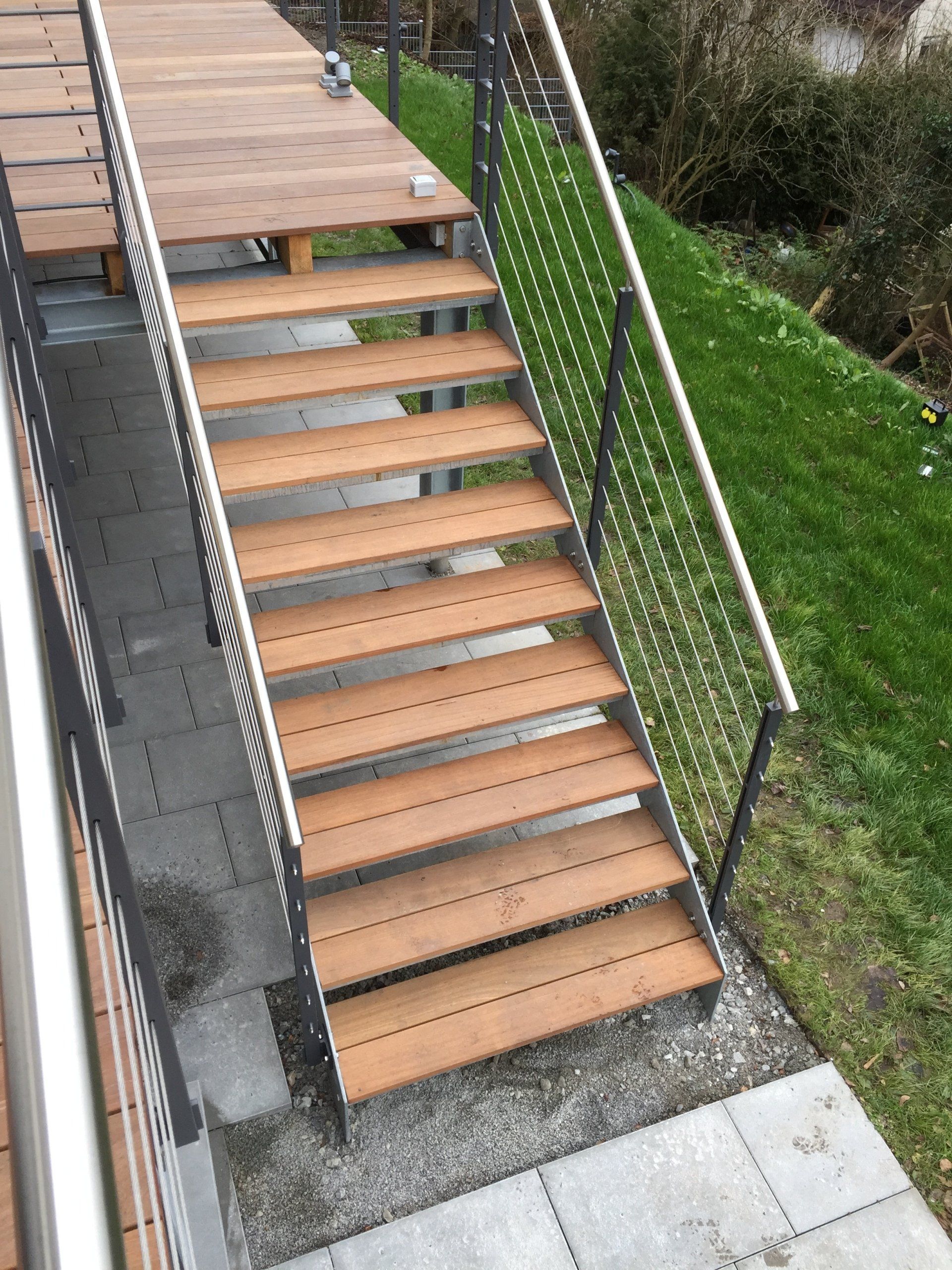 Eine Reihe von Holztreppen mit einem Metallgeländer